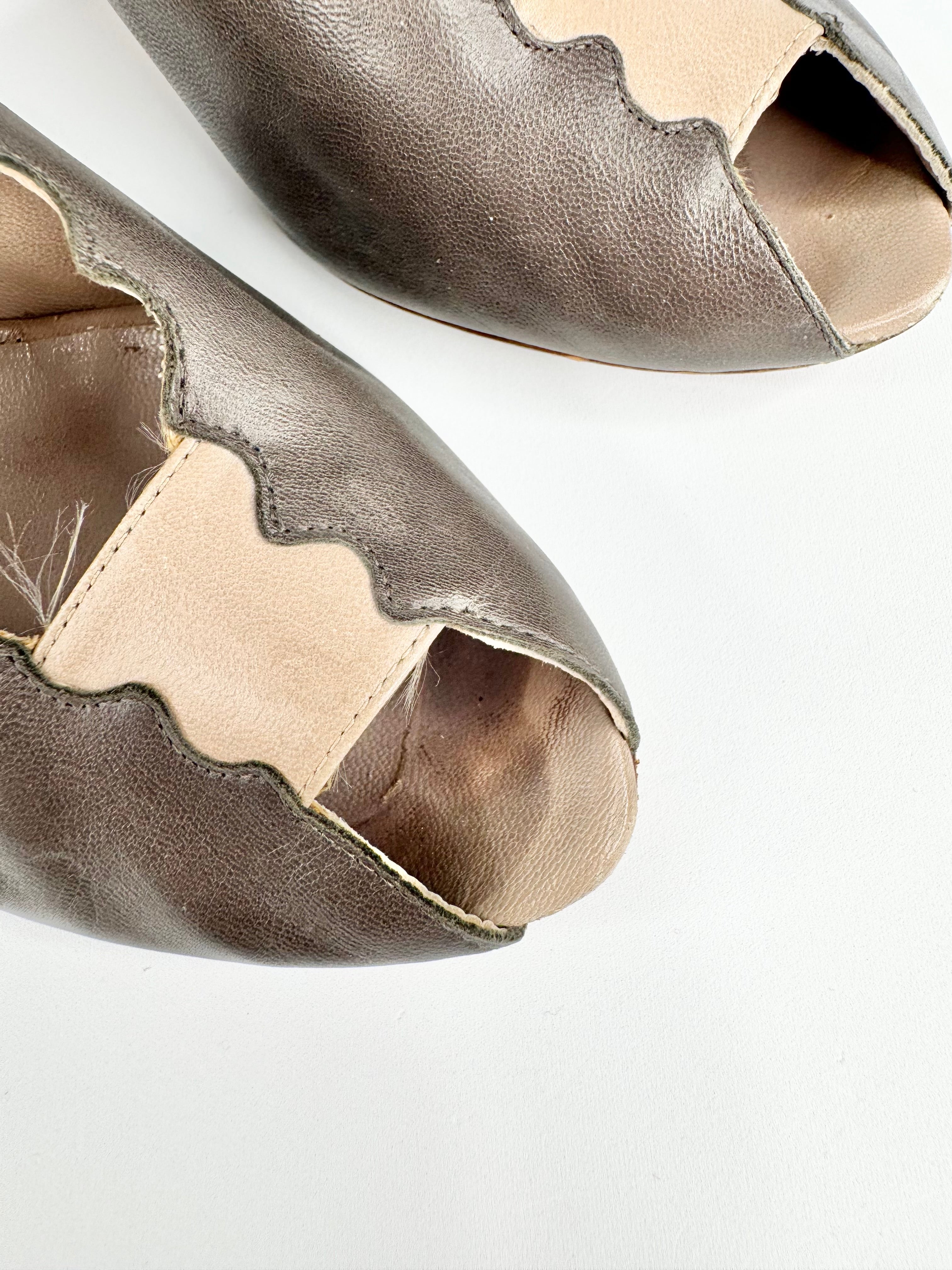 Chloé Taupe 'Lauren' Scalloped Pumps - EU39