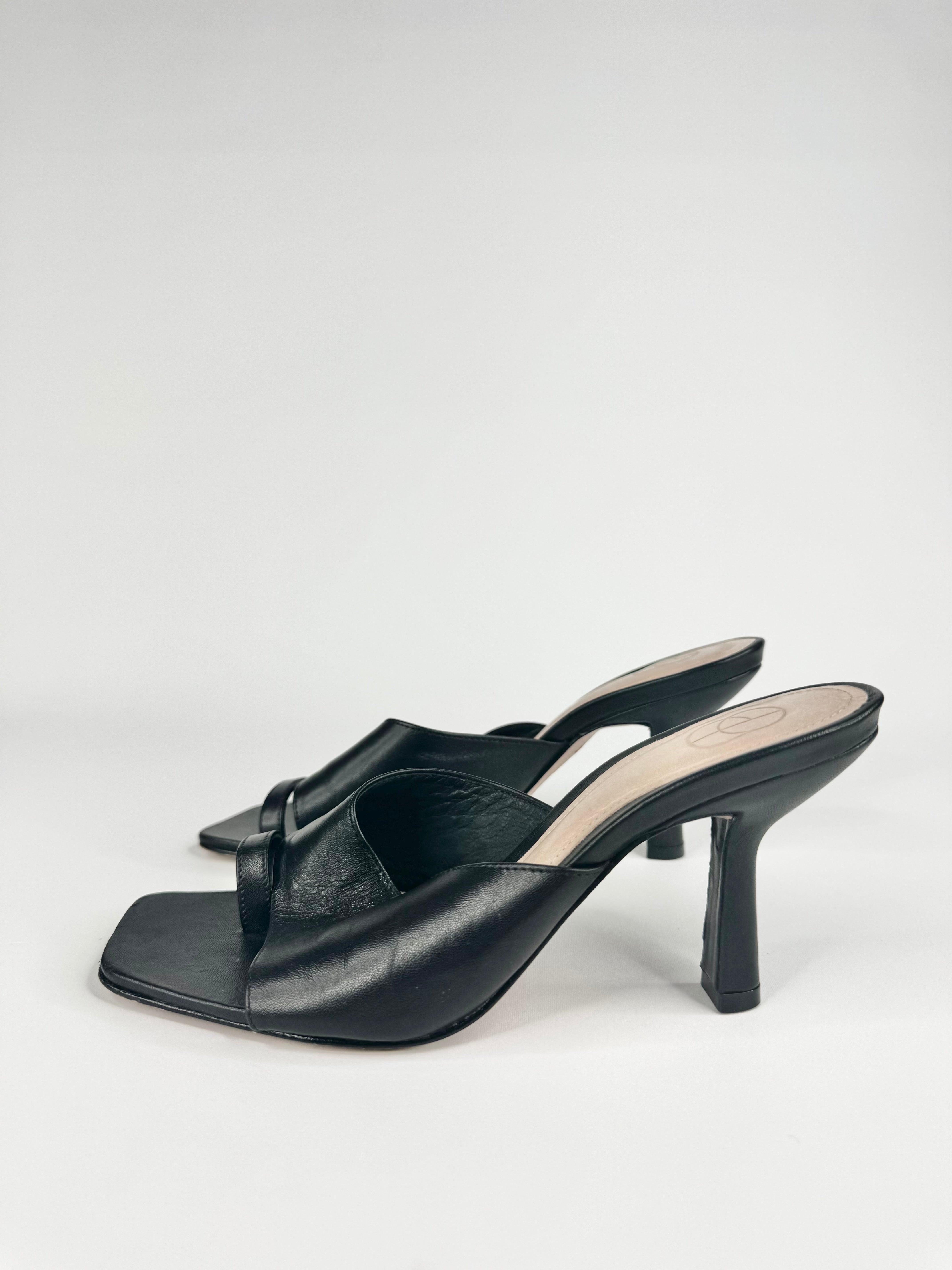 Porte & Paire Black Minimalist Open Toe Pants - EU36.5