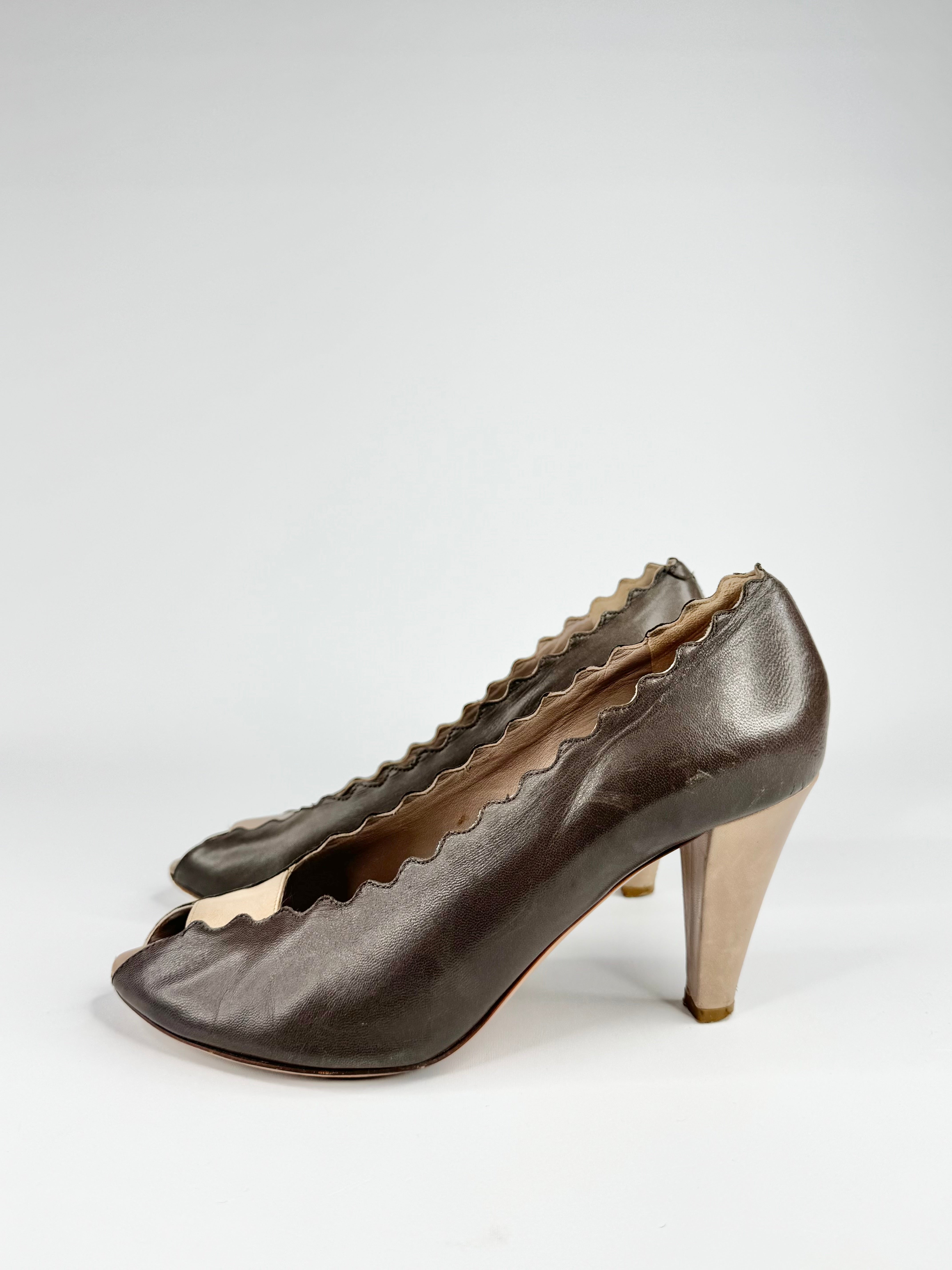 Chloé Taupe 'Lauren' Scalloped Pumps - EU39