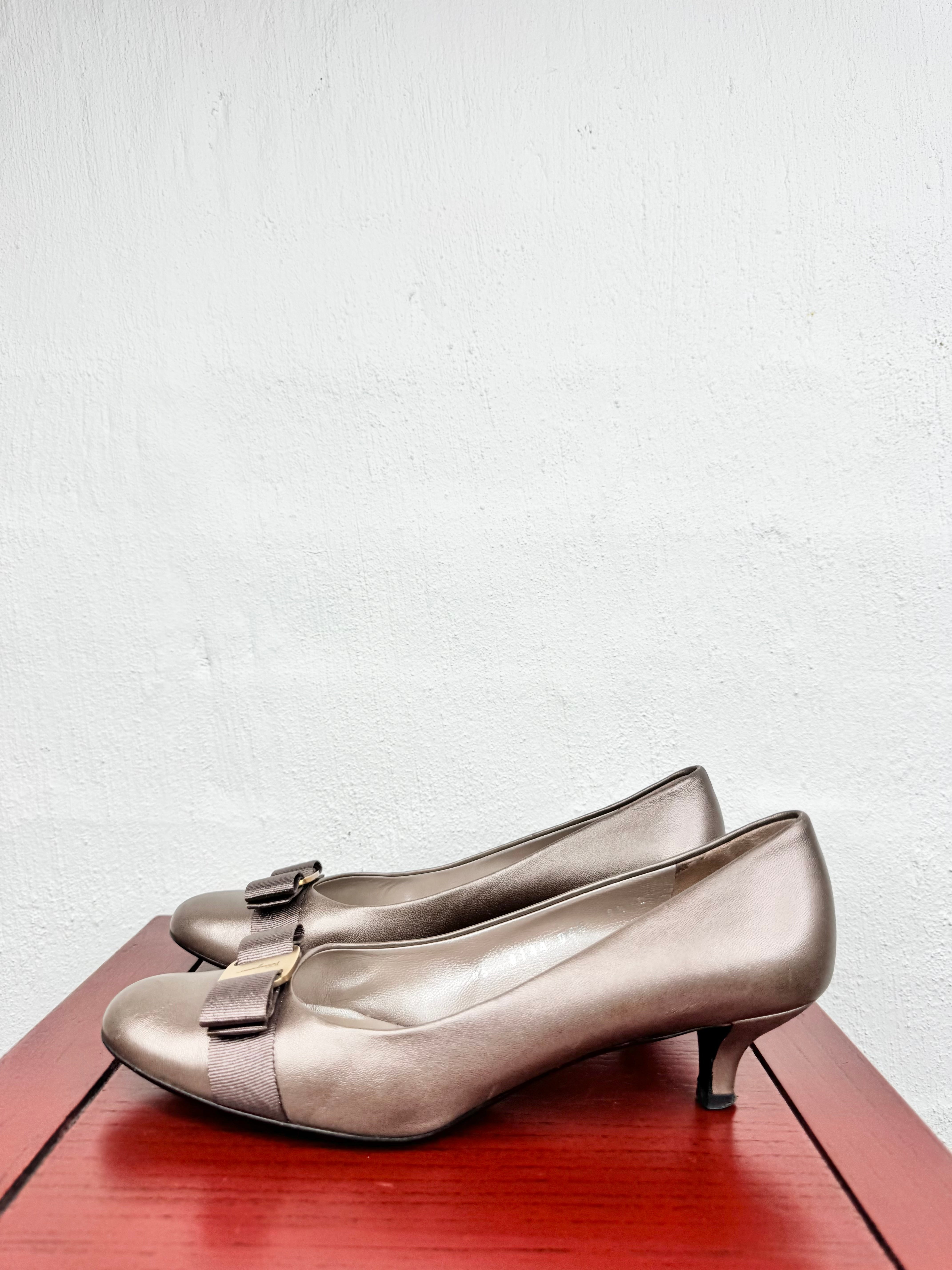 Salvatore Ferragamo 'Vara' Bow Pumps - EU39.5