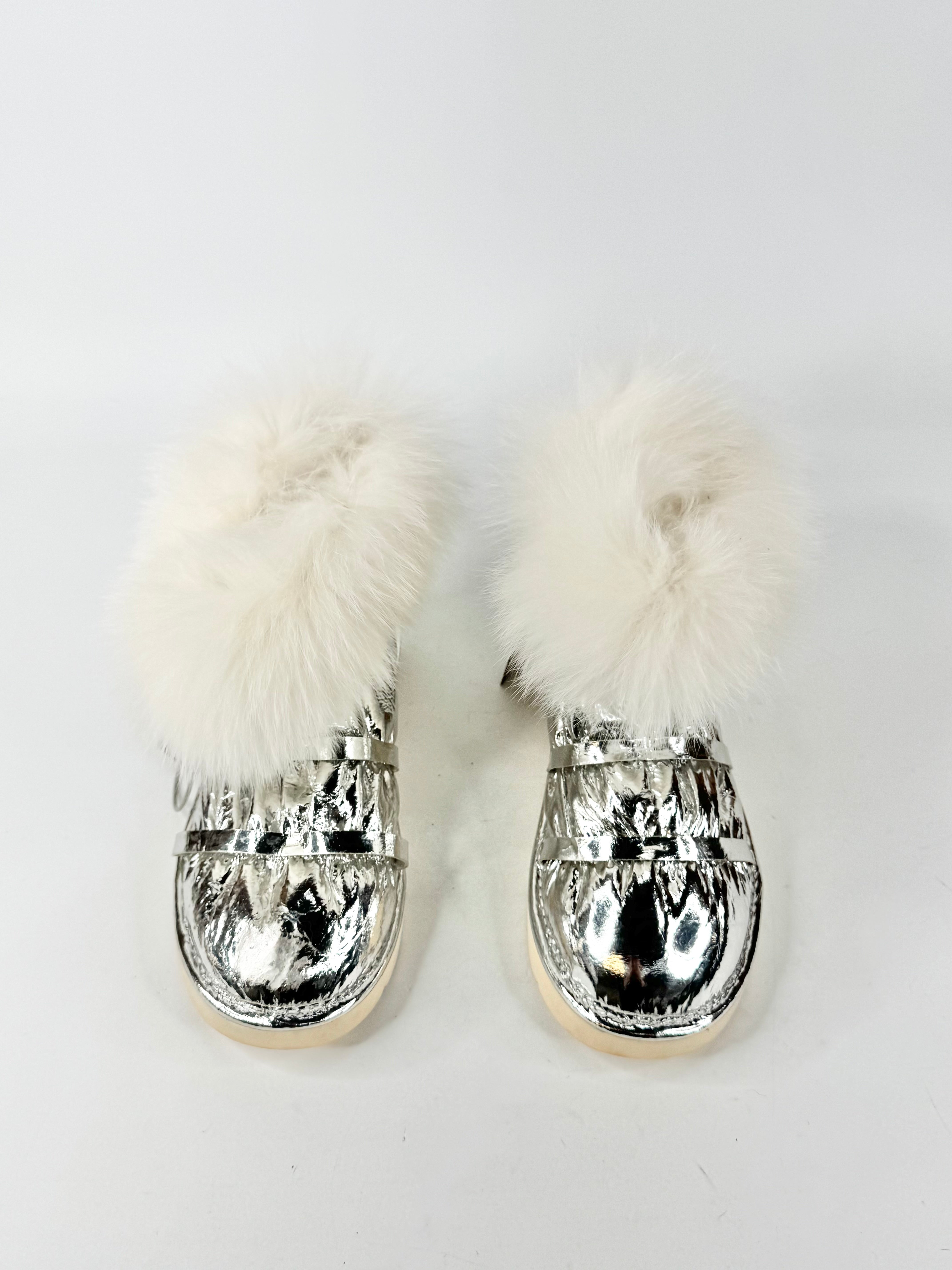 Runway Secrets Metallic Silver Fur Embellished Fleece Lined 'Fiona' Boots - EU36