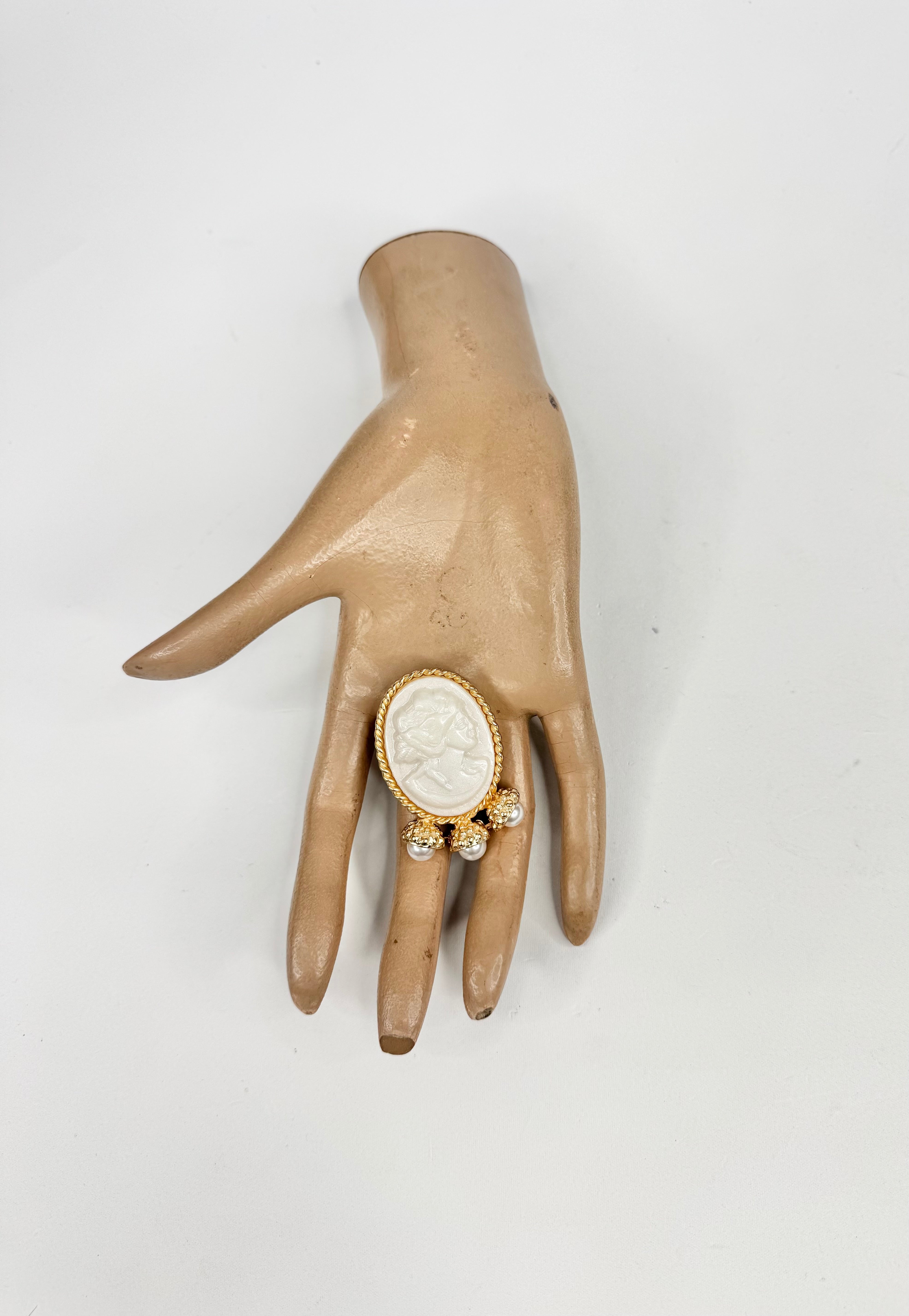 MFW Costume Jewellery Cameo Brooch