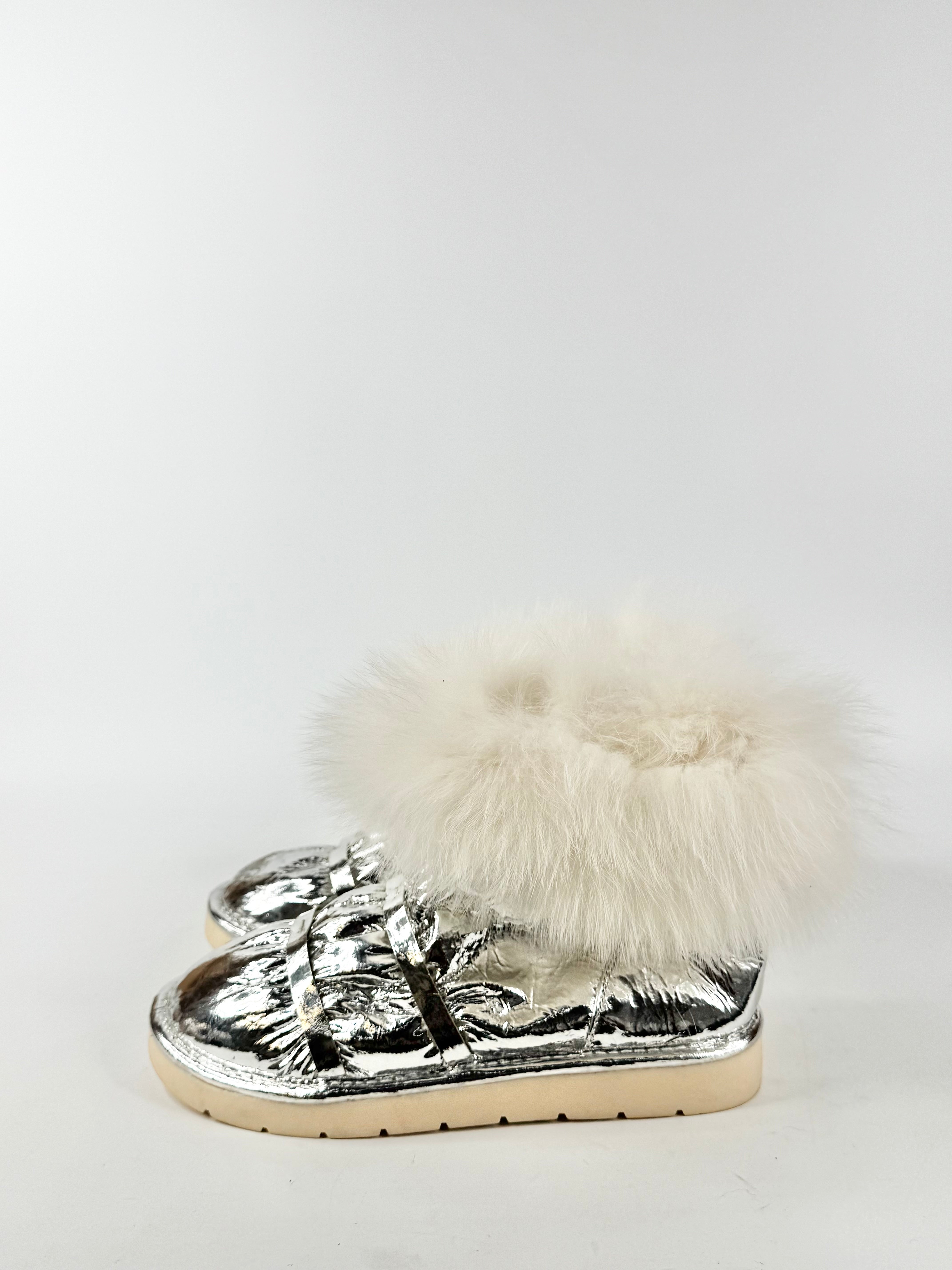 Runway Secrets Metallic Silver Fur Embellished Fleece Lined 'Fiona' Boots - EU36