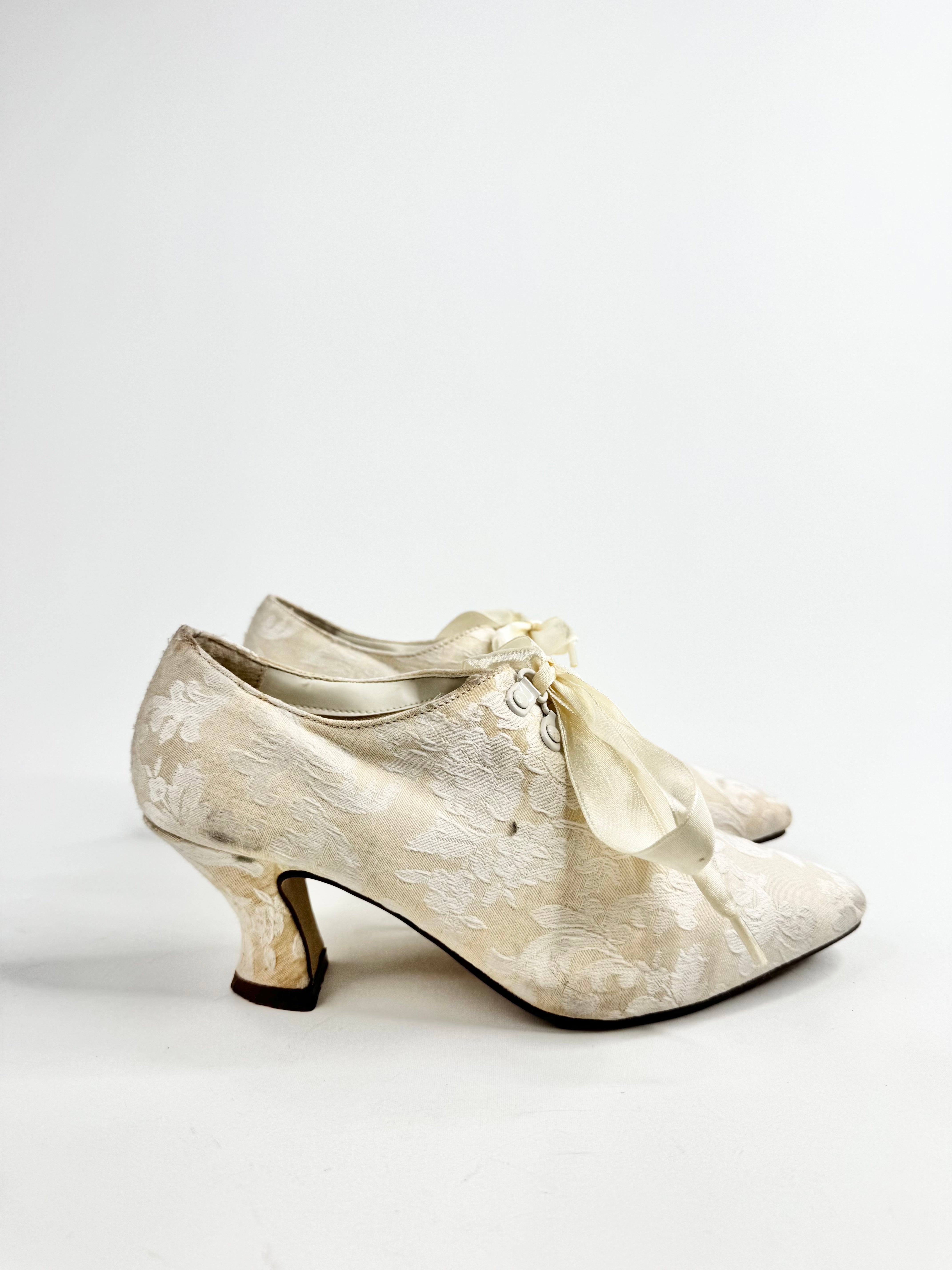 Vintage Privilege Cream & Gold Brocade Ribbon Lace Court Shoes - EU36.5