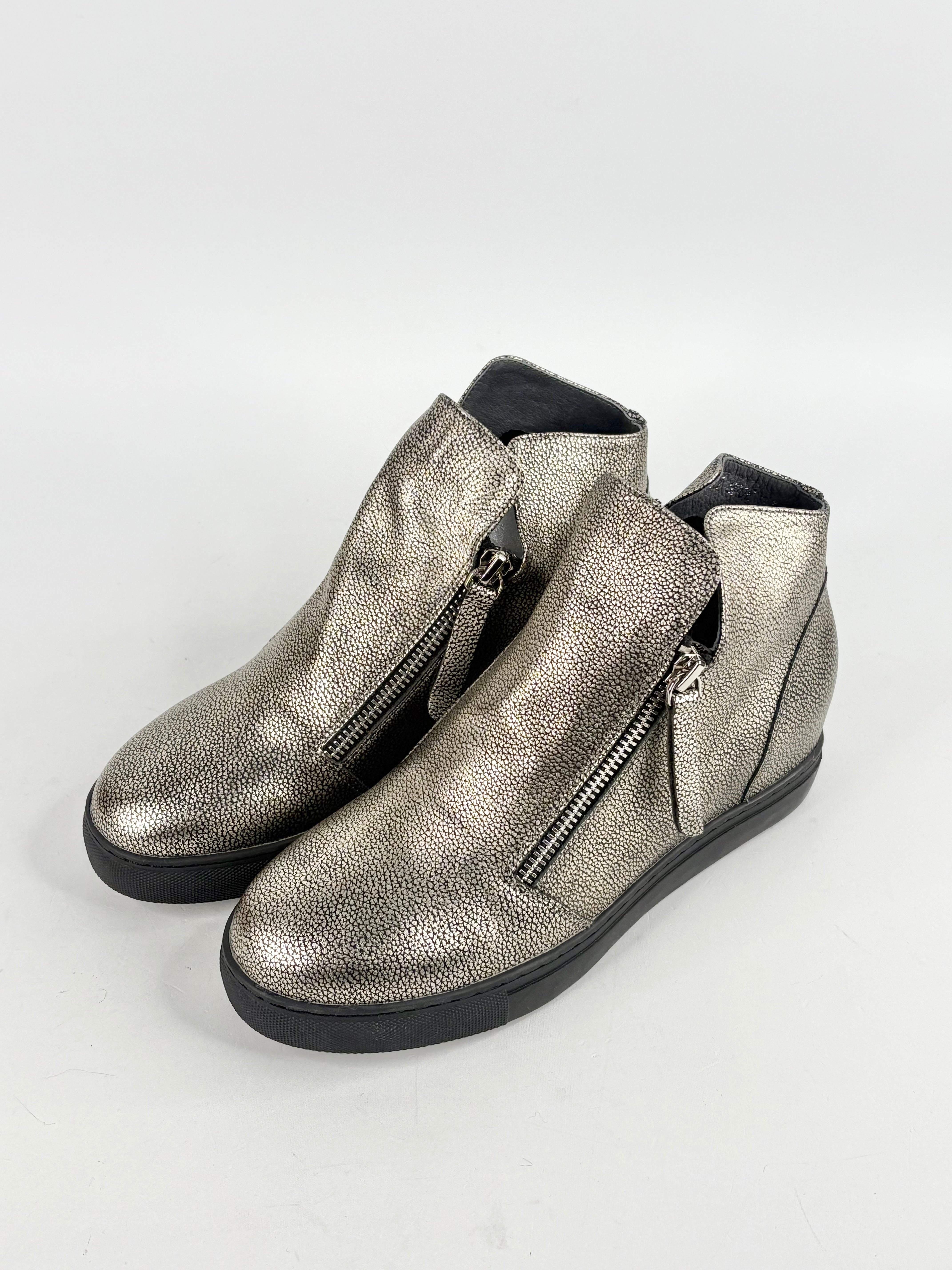 Hinako Gold Grained Leather Zippered Boots - EU37