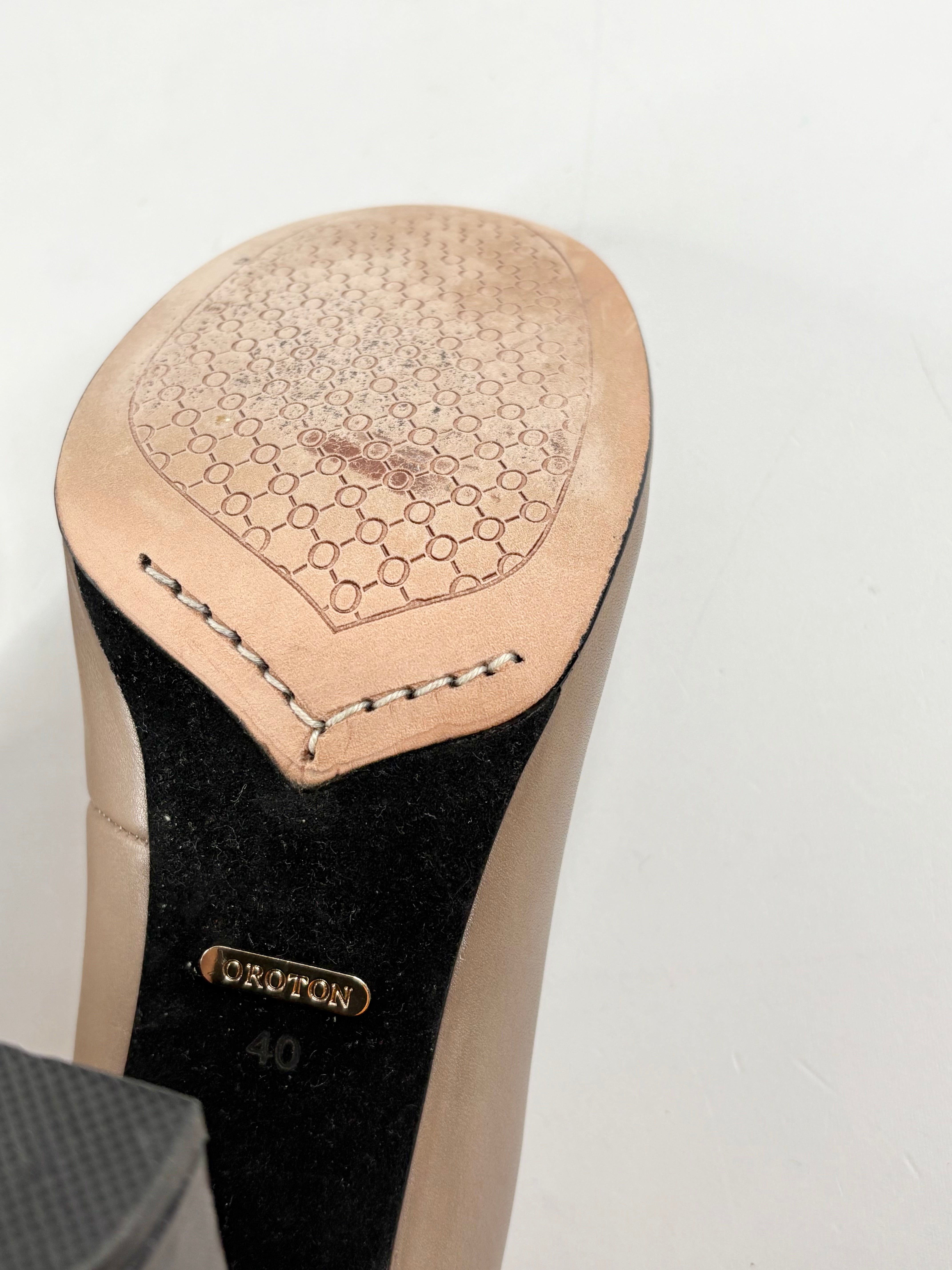 Oroton Taupe Smooth Leather Pumps - EU40