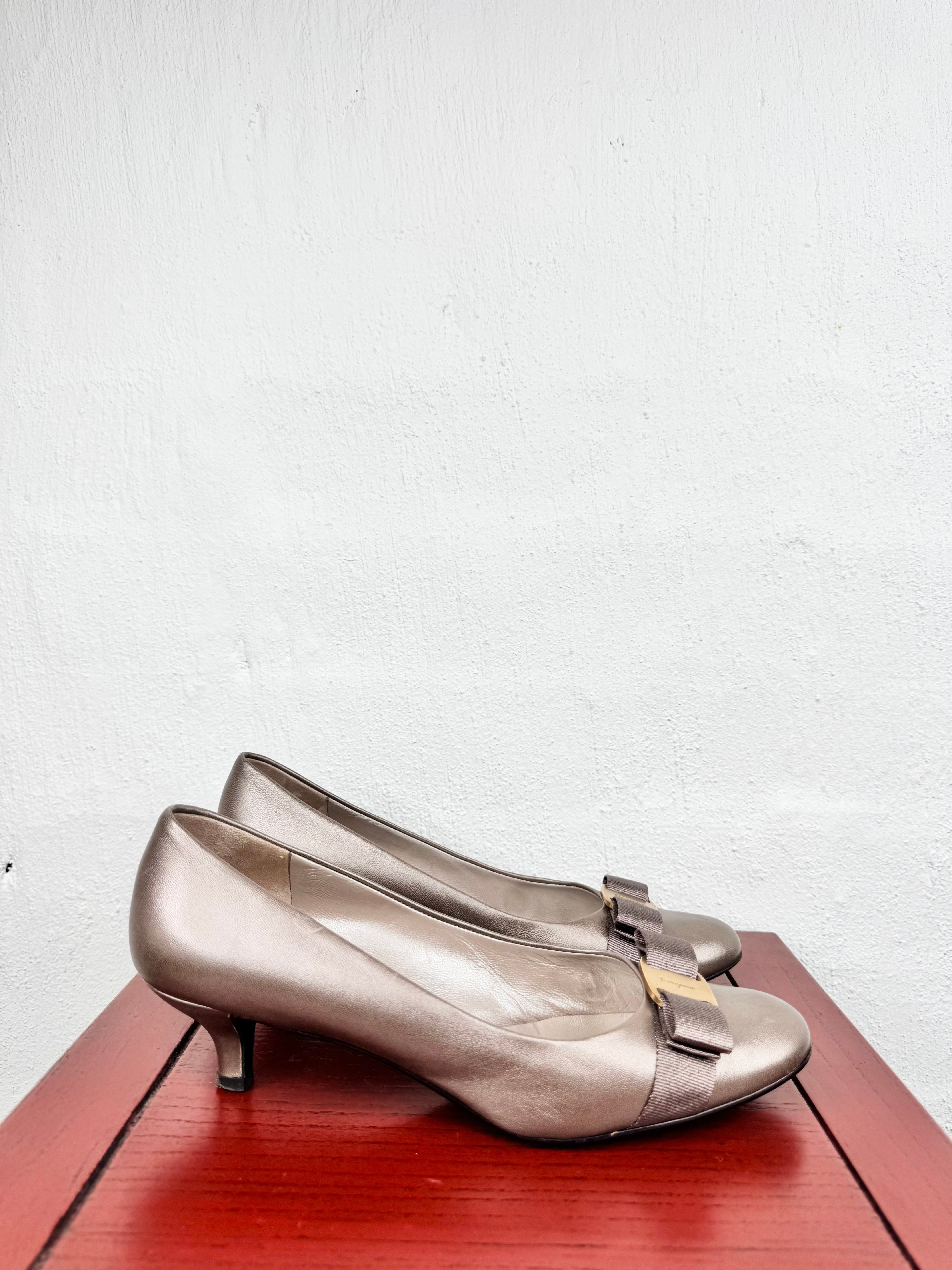 Salvatore Ferragamo 'Vara' Bow Pumps - EU39.5