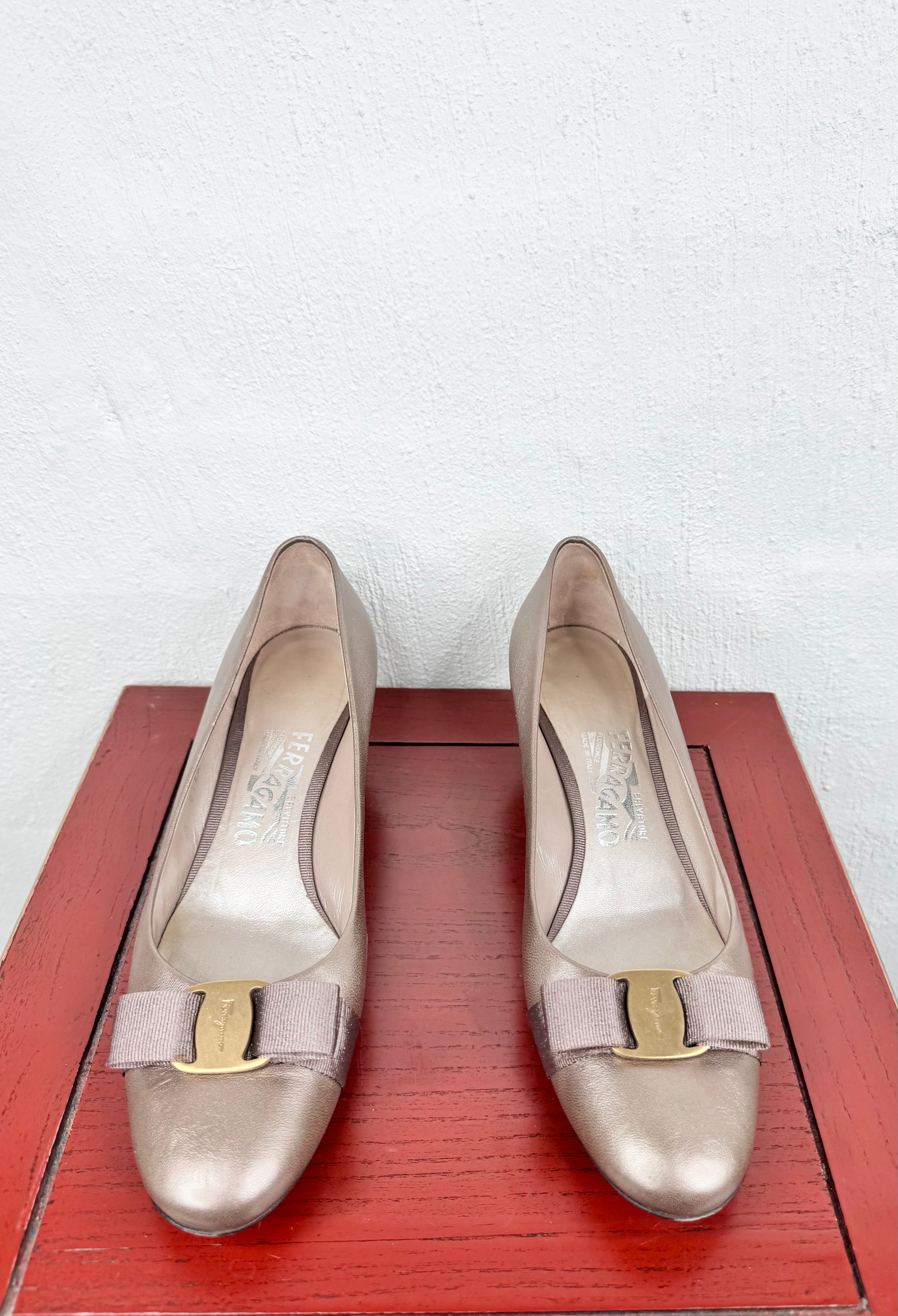 Salvatore Ferragamo 'Vara' Bow Pumps - EU39.5