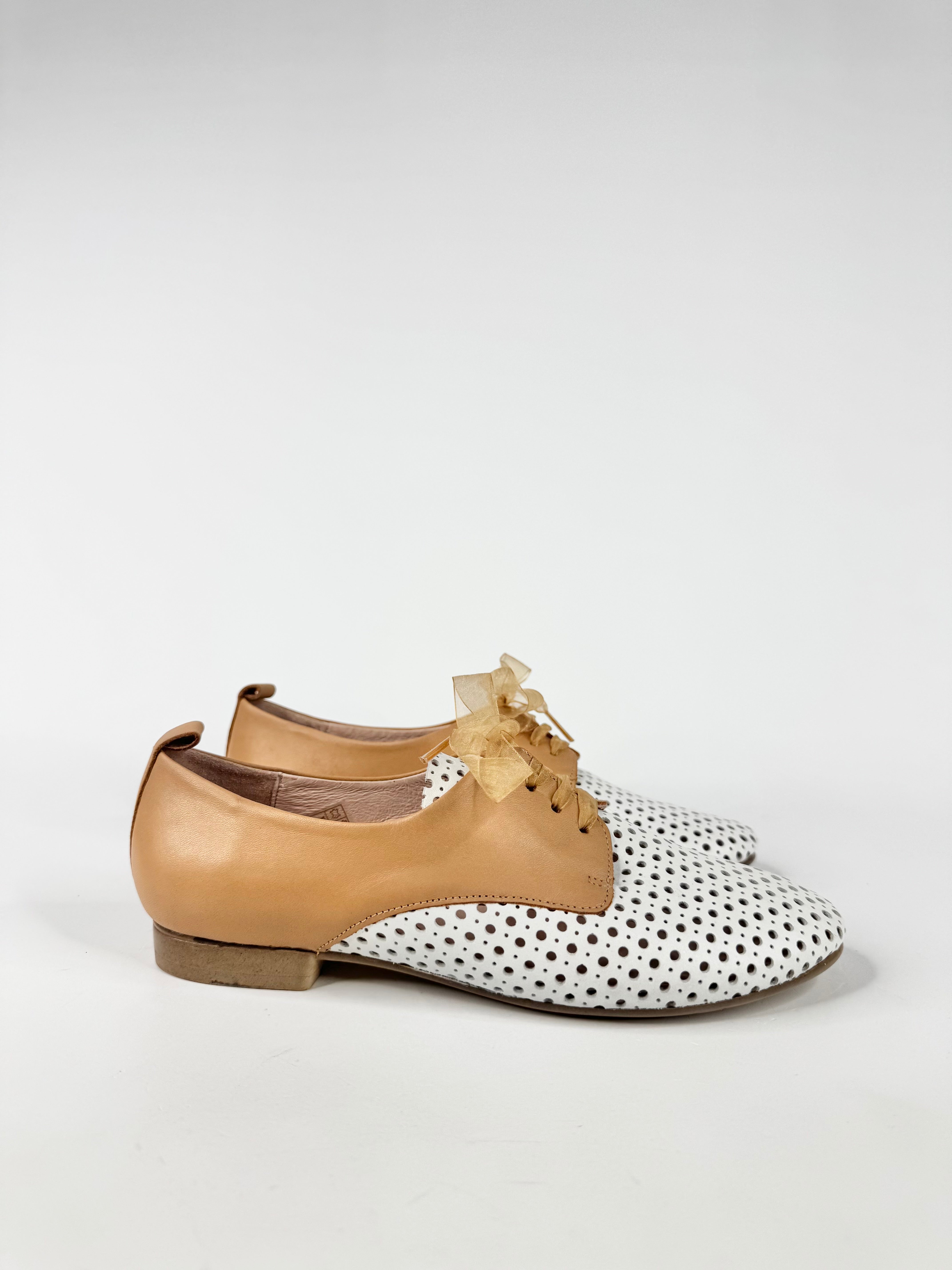 Funchal Lady Tan & White Lace Ups - EU38