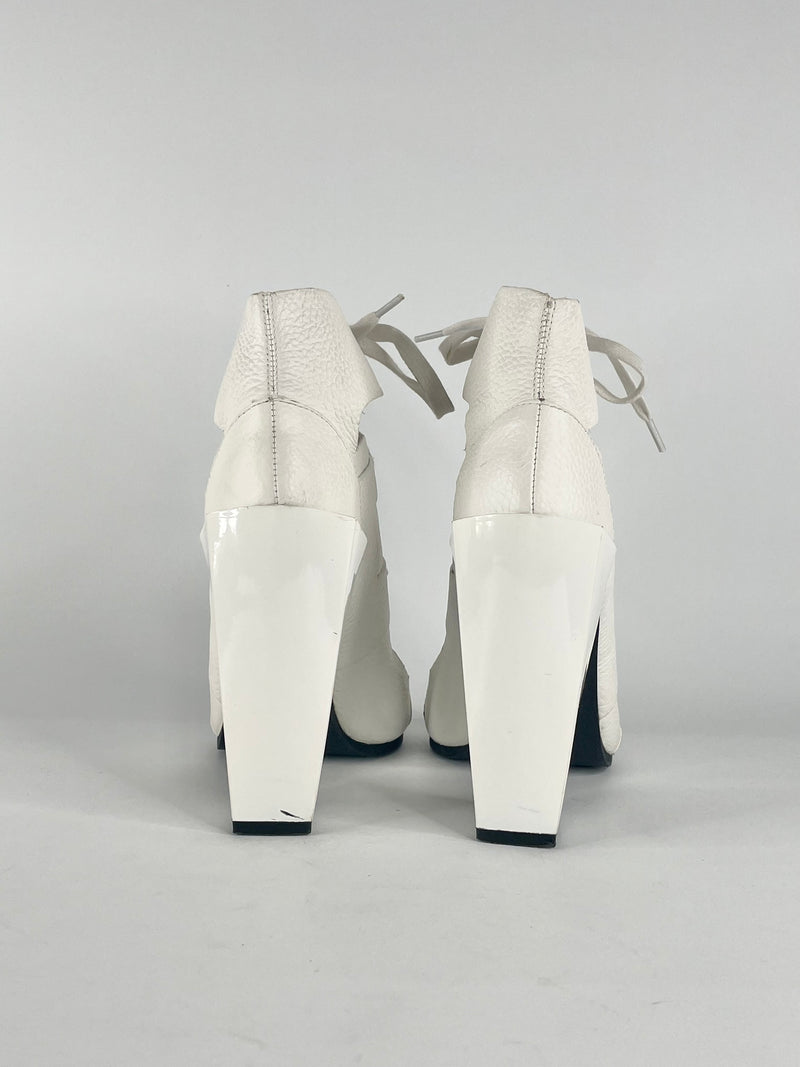 Manning Cartell White Grained Leather Lace Up Heels - EU37