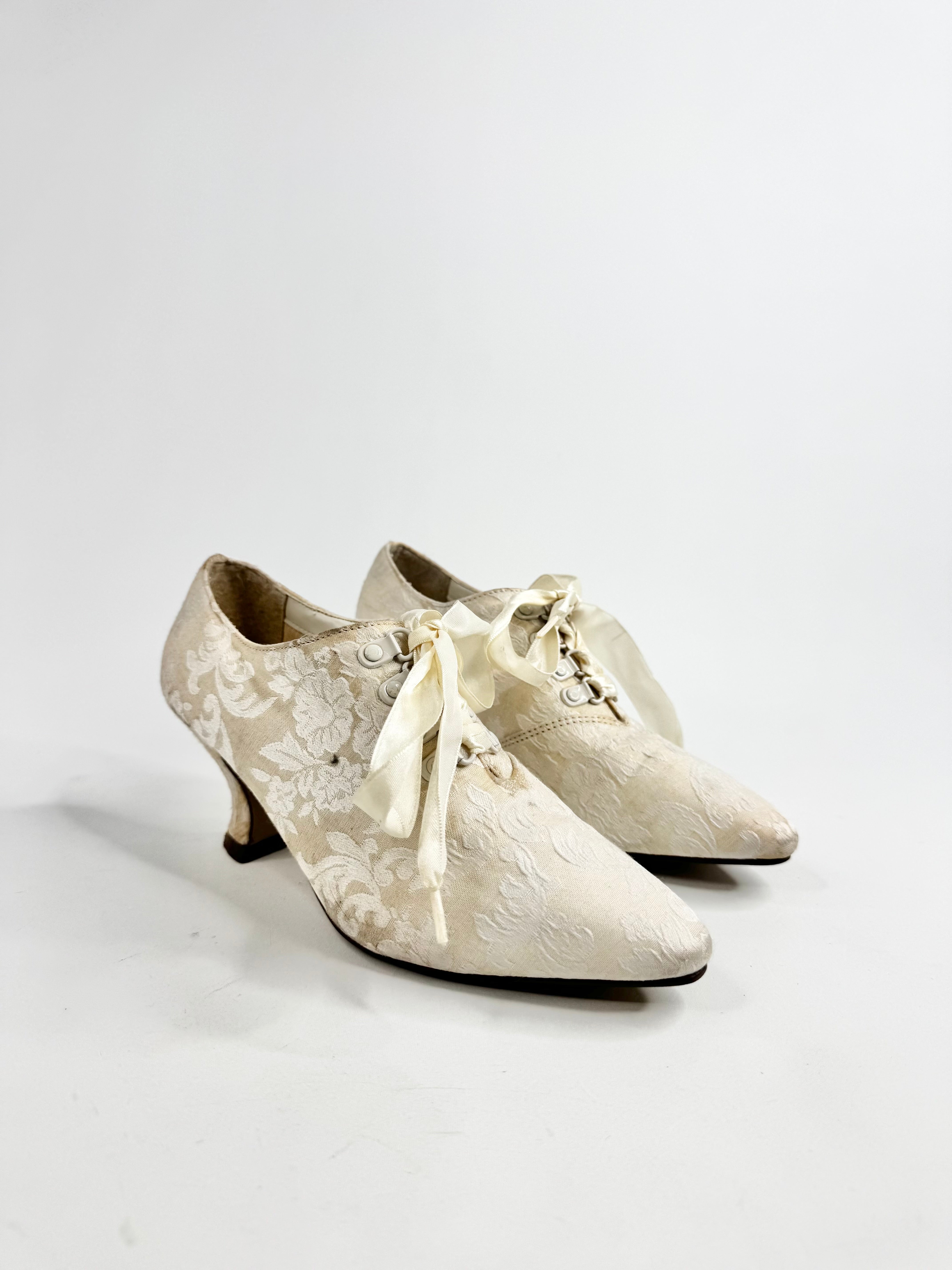 Vintage Privilege Cream & Gold Brocade Ribbon Lace Court Shoes - EU36.5