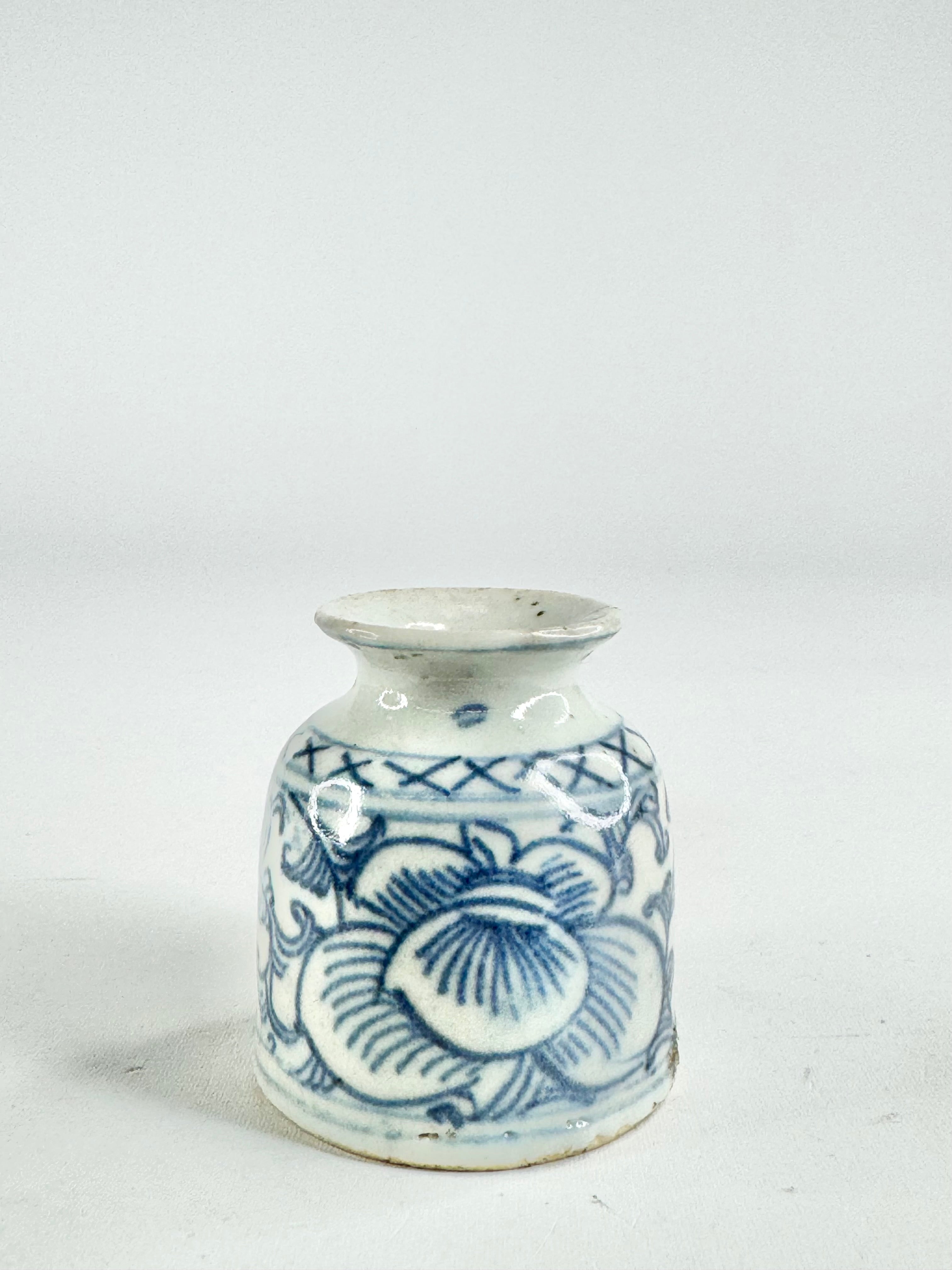 Antique Blue & White Orchid Patterned Jarlet