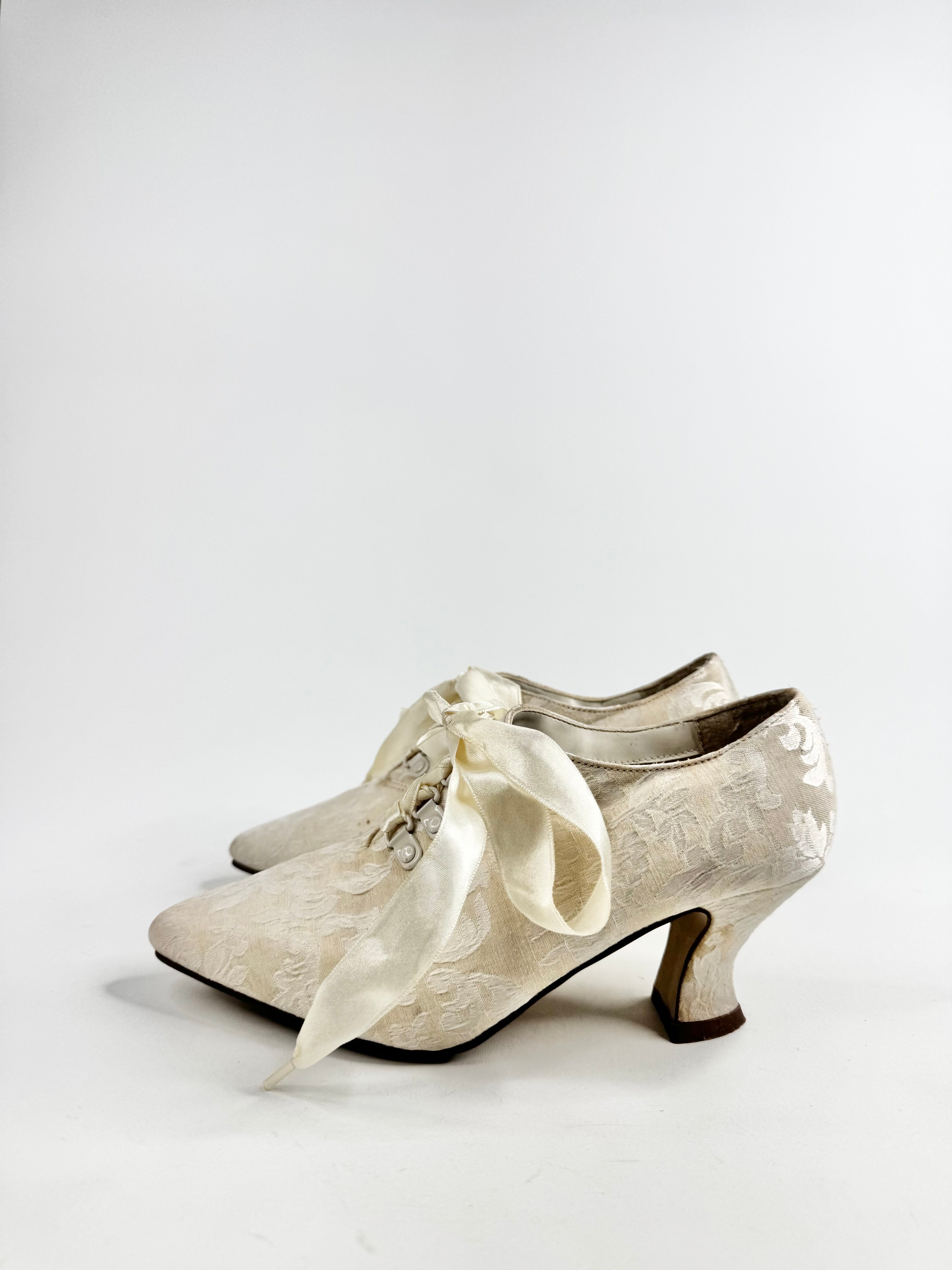 Vintage Privilege Cream & Gold Brocade Ribbon Lace Court Shoes - EU36.5
