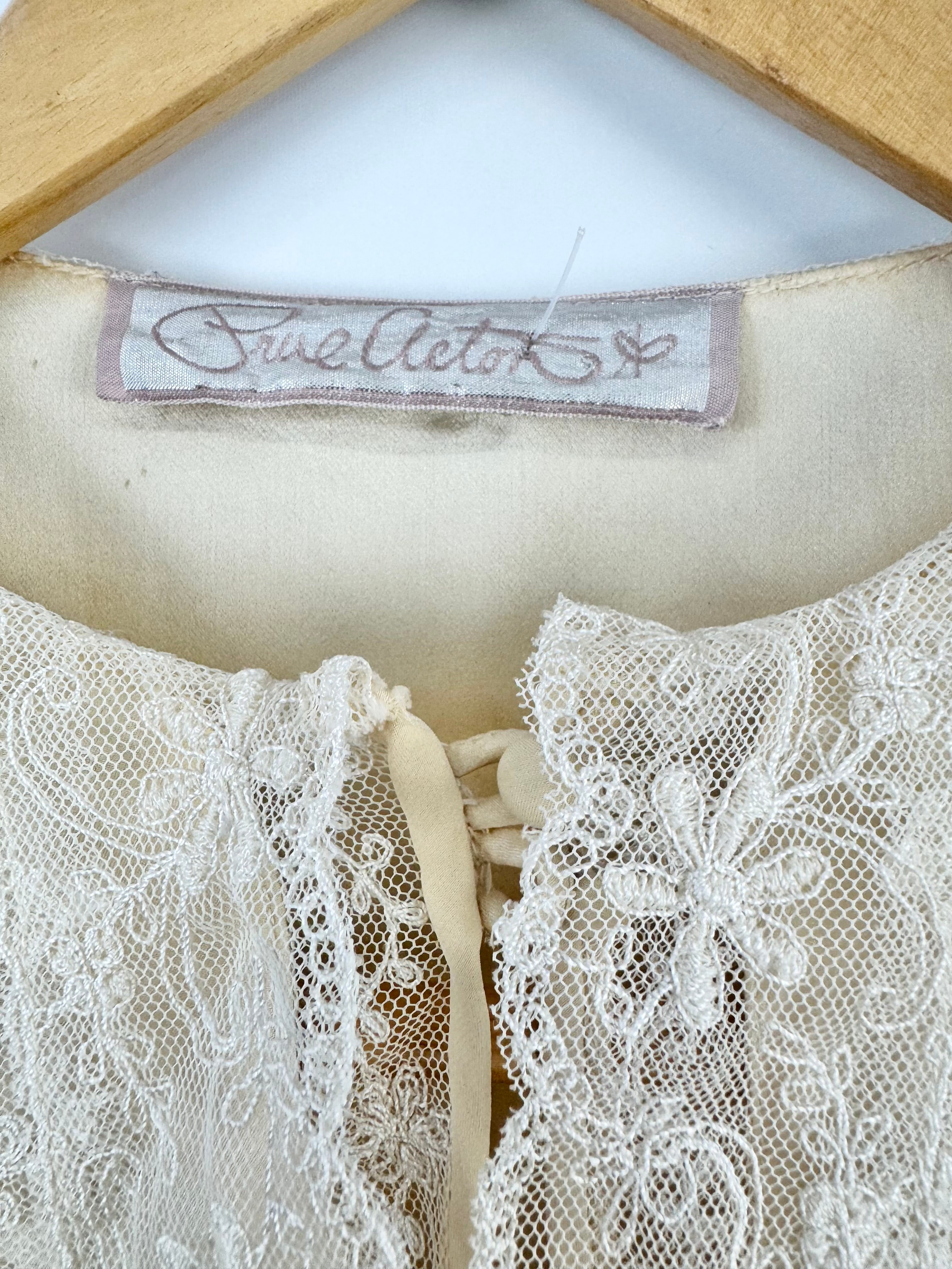 VINTAGE PRUE ACTON CREAM SILK WITH LACE COLLAR  TOP - AU6/8
