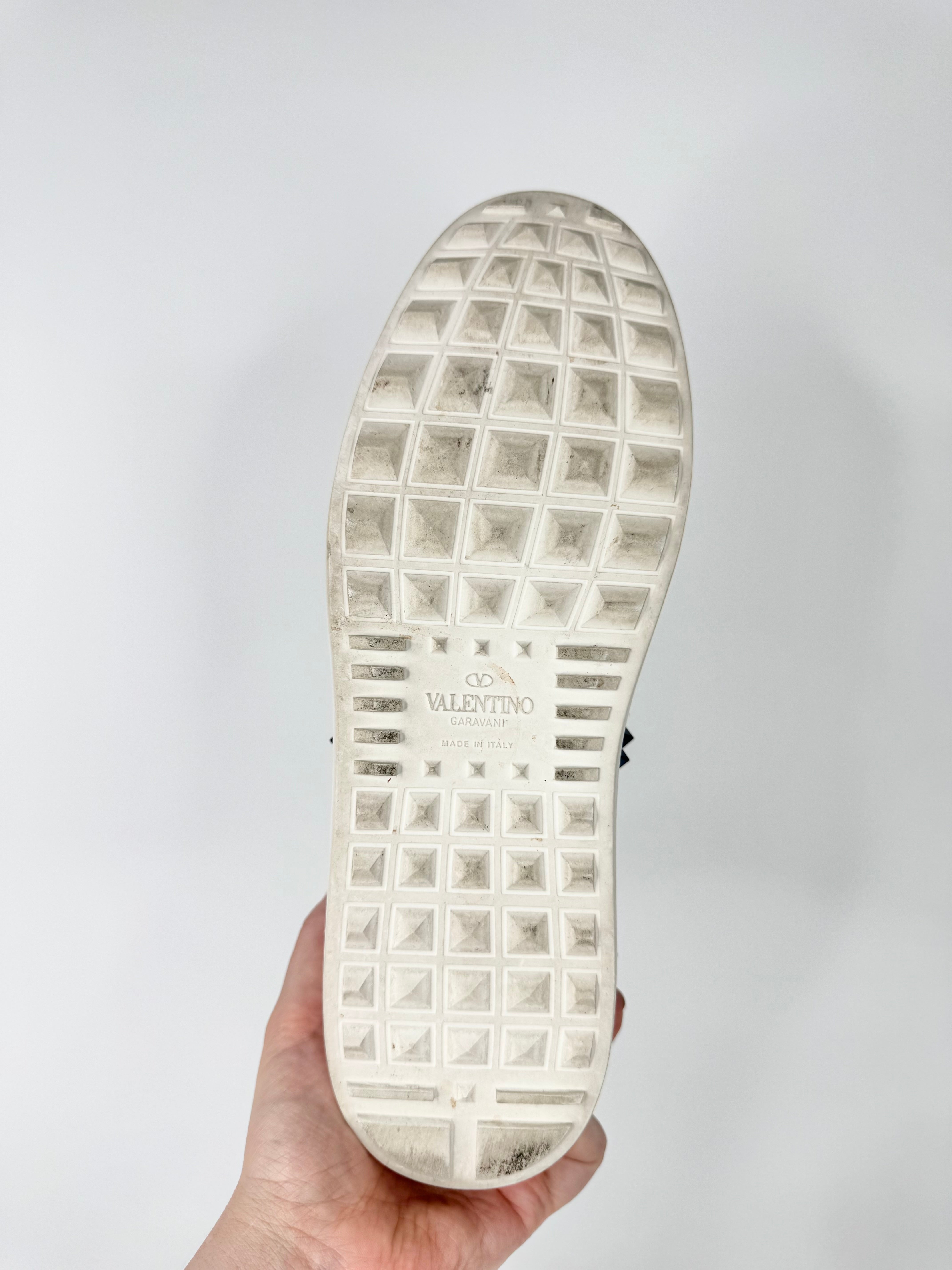 Valentino Gravani White & Metallic Blue ‘Untitled’ Rockstud Sneakers - EU39