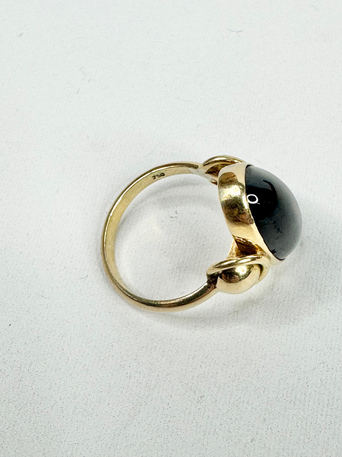 18ct Gold Ring with Oval Garnet