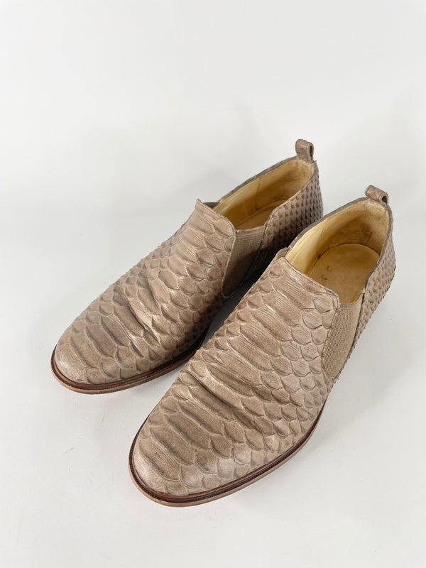 Robert Clergerie Mocha Python-Textured Leather Slip Ons - EU38/39