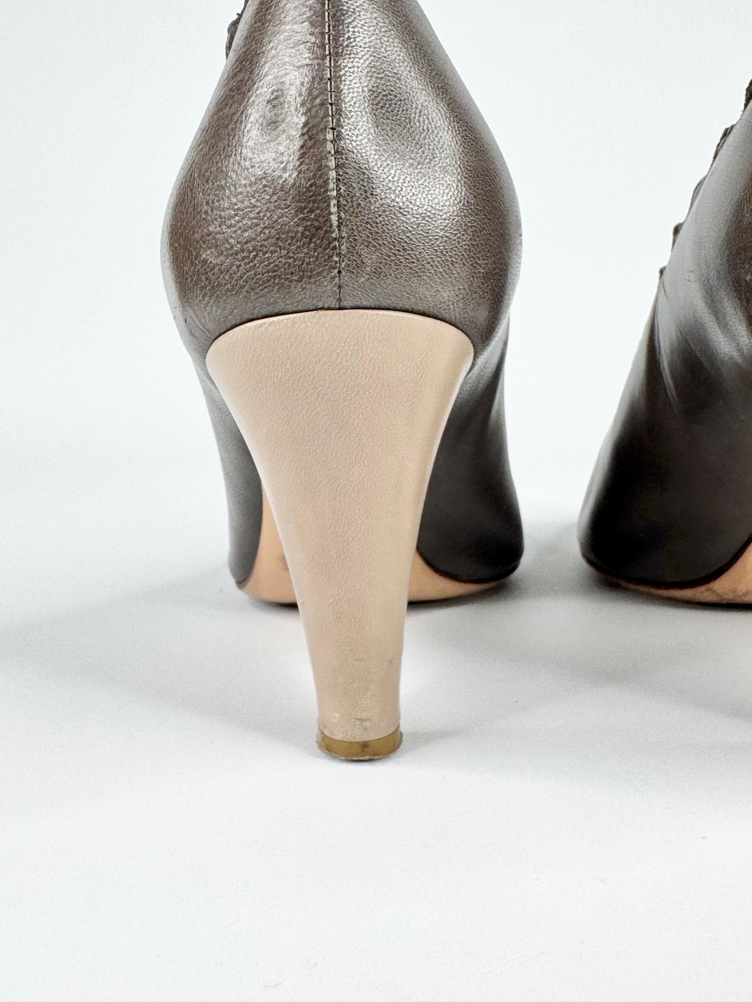 Chloé Taupe 'Lauren' Scalloped Pumps - EU39