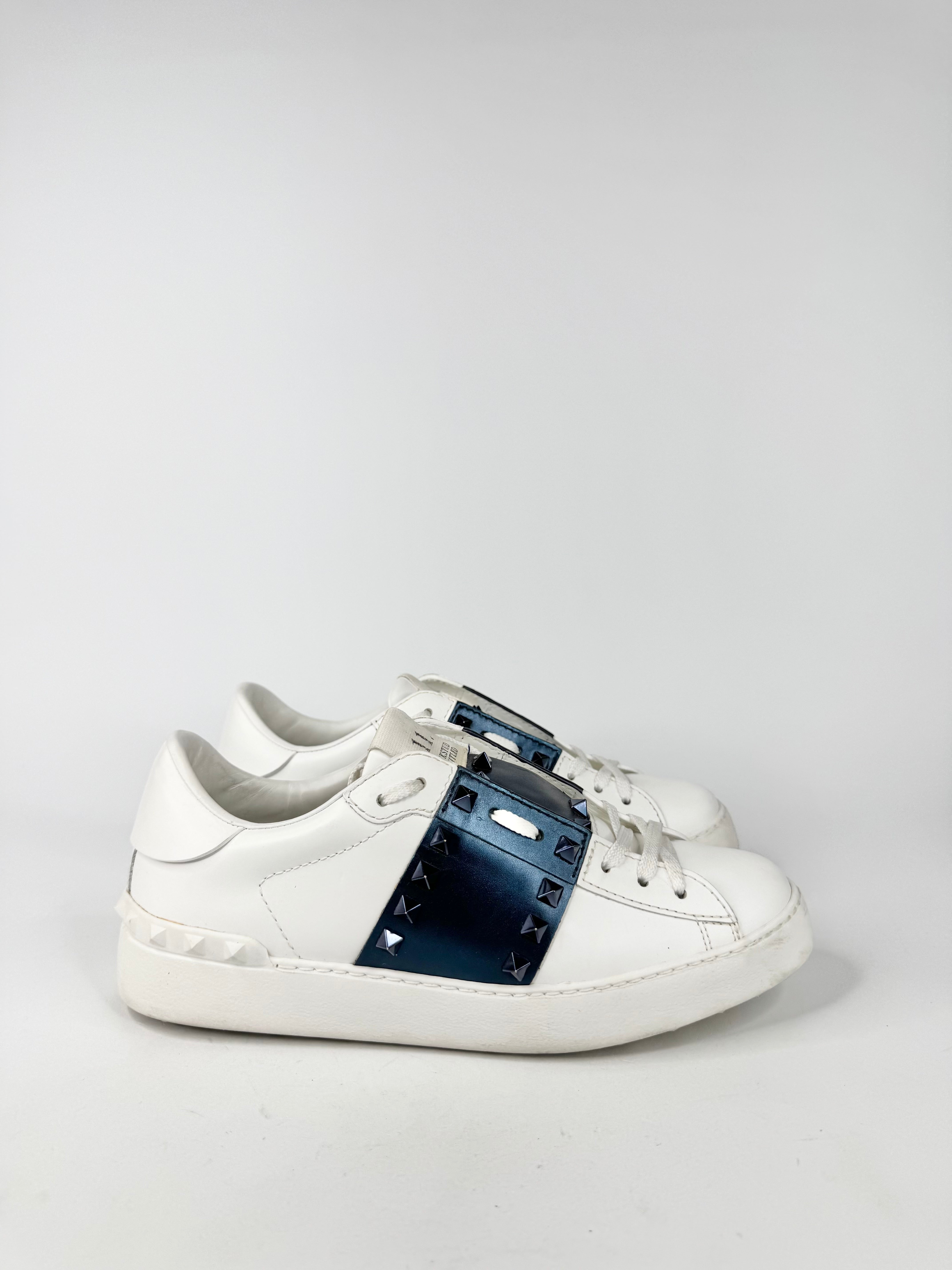 Valentino Gravani White & Metallic Blue ‘Untitled’ Rockstud Sneakers - EU39