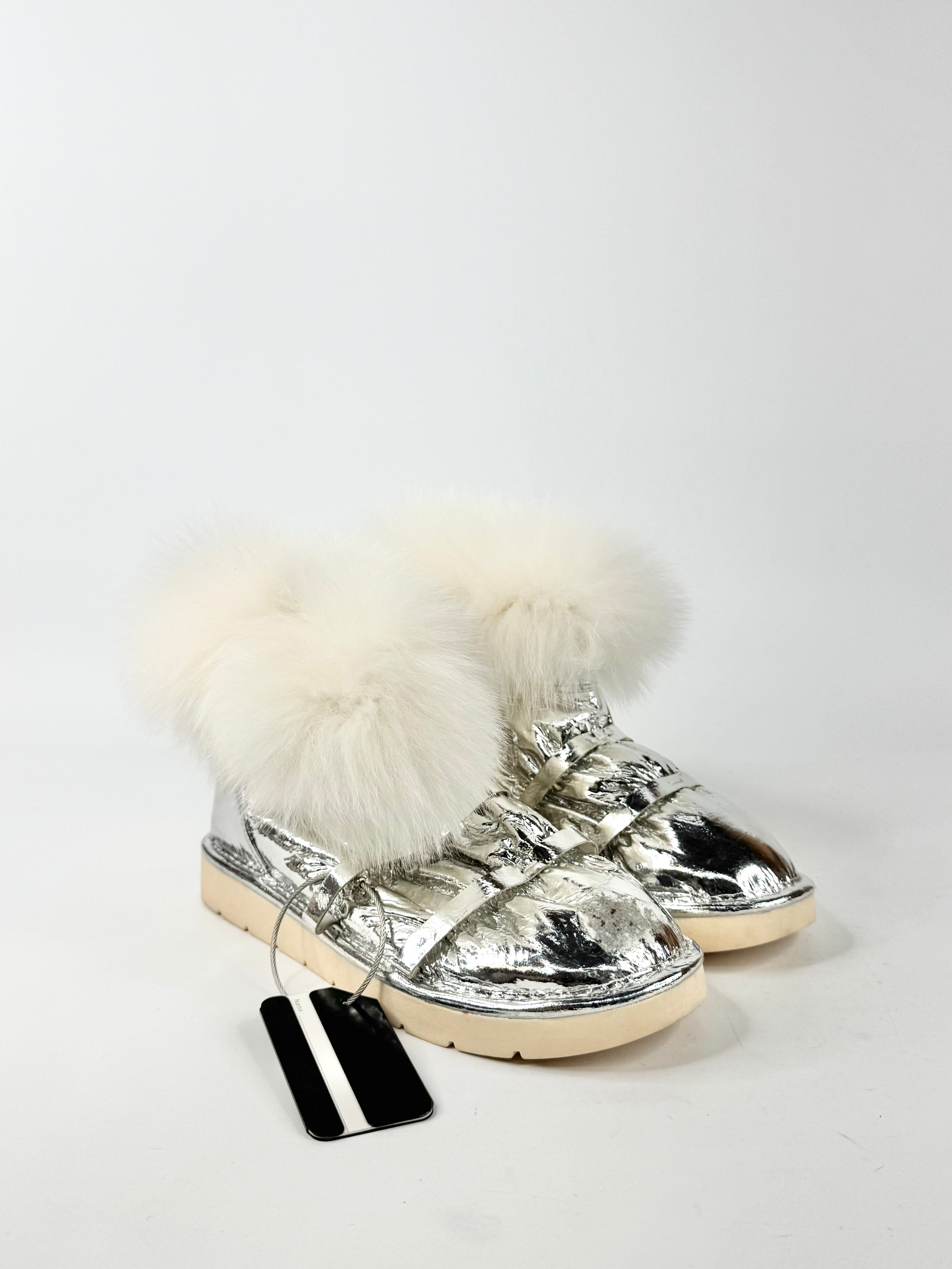 Runway Secrets Metallic Silver Fur Embellished Fleece Lined 'Fiona' Boots - EU36