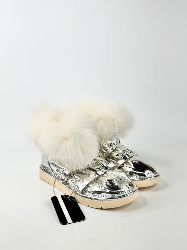 Runway Secrets Metallic Silver Fur Embellished Fleece Lined 'Fiona' Boots - EU36