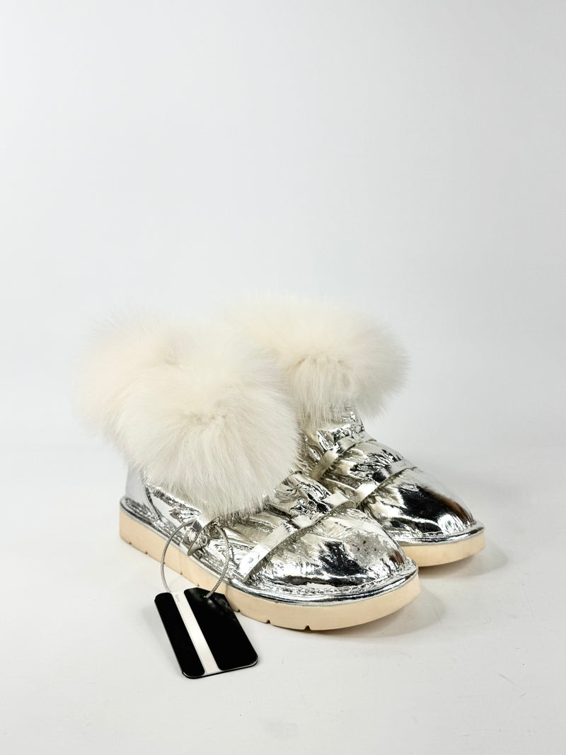 Runway Secrets Metallic Silver Fur Embellished Fleece Lined 'Fiona' Boots - EU36