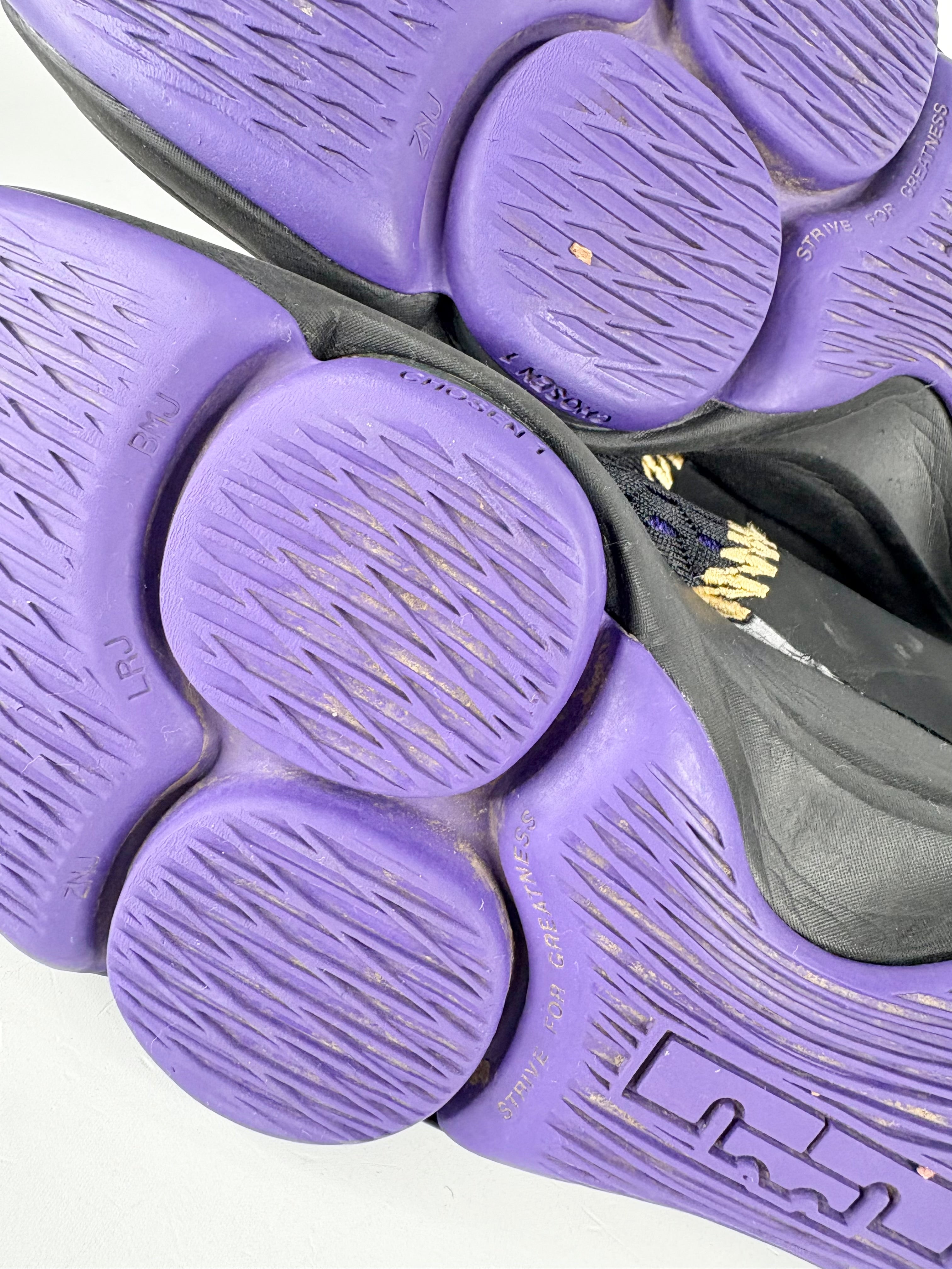 Nike LeBron 'Lakers' Witness 5 Basketball Sneakers - EU46