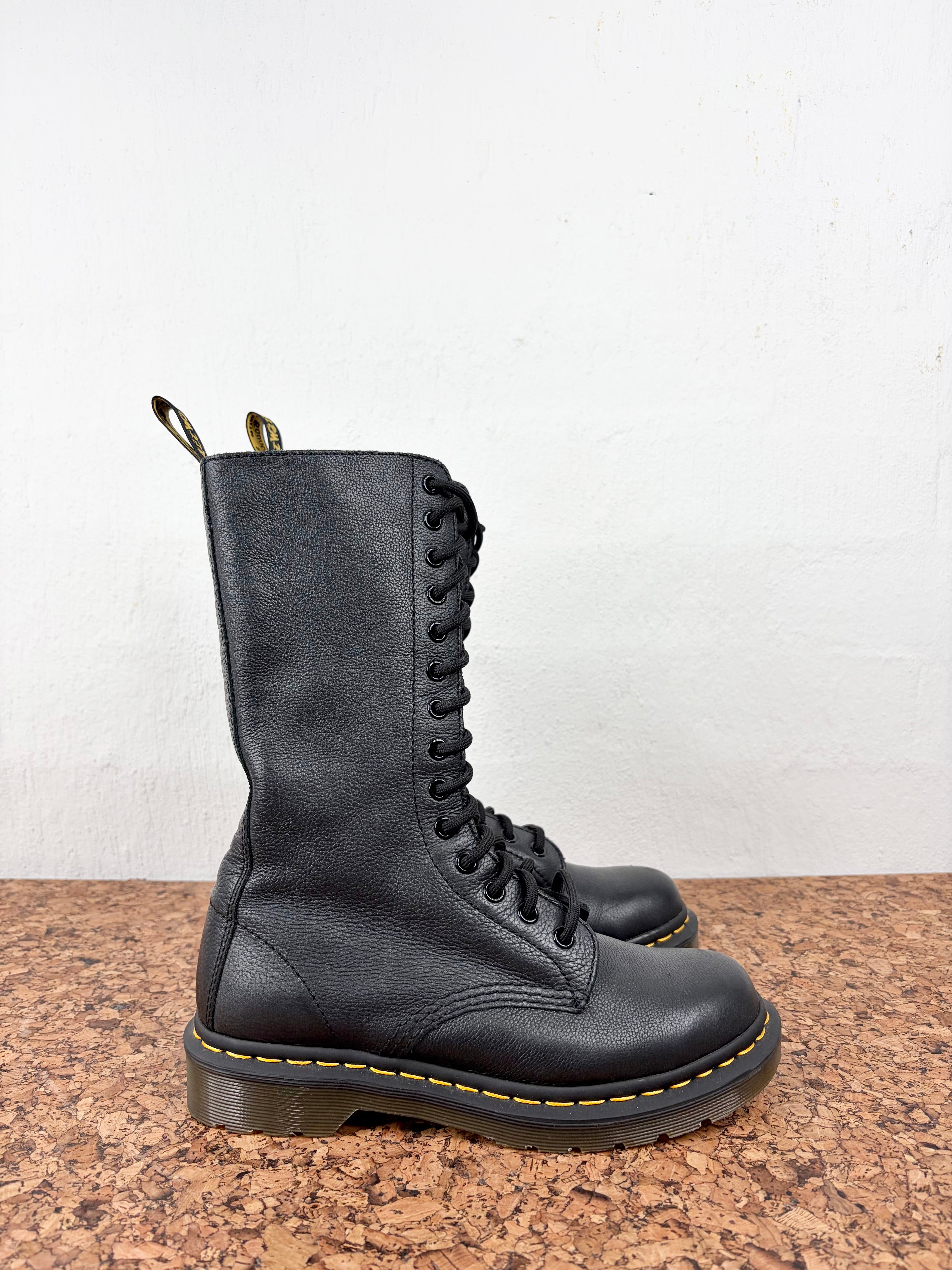 Dr Martens 1B99 14-eye lace up Boots - EU38