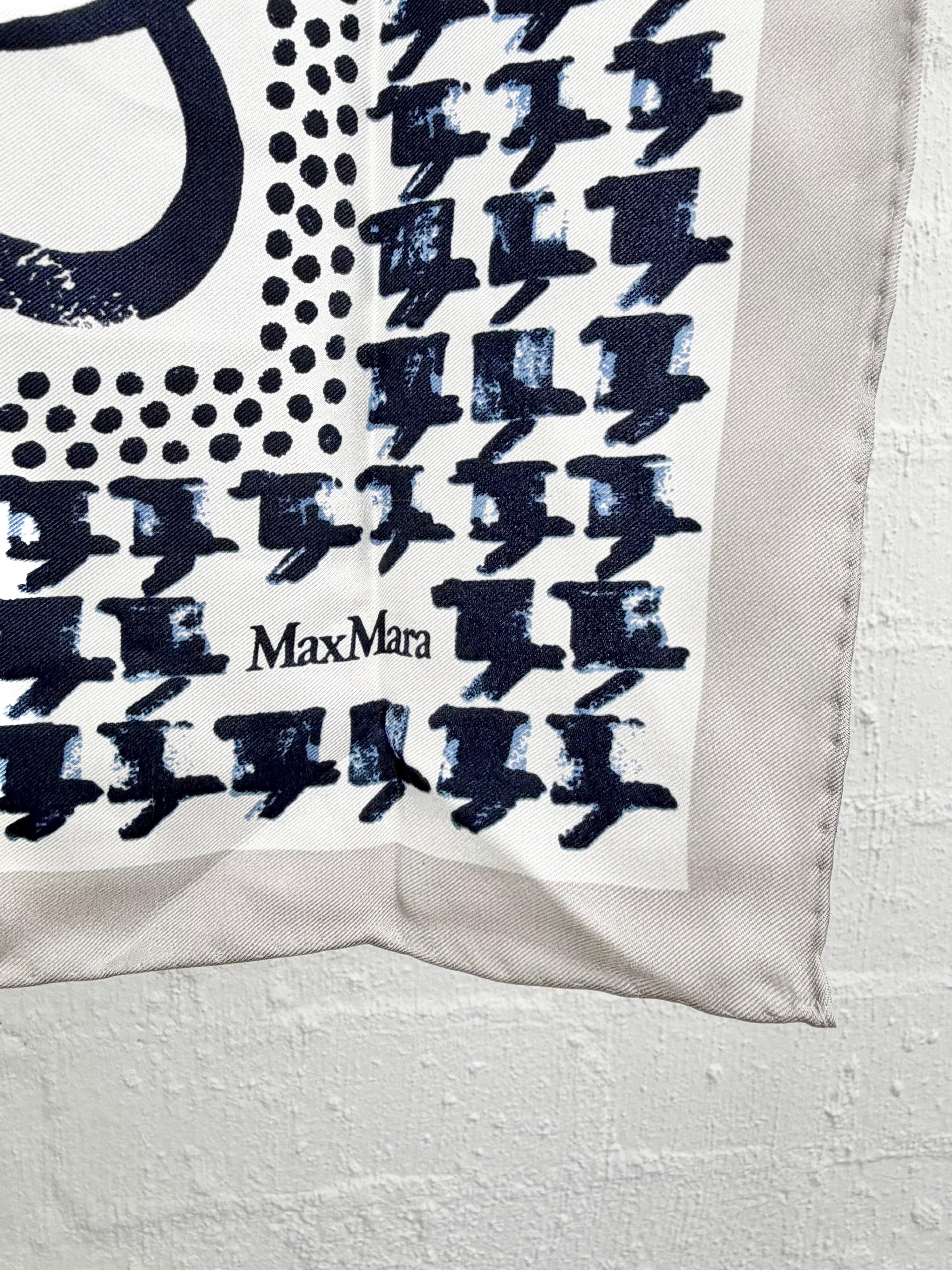 Max Mara White & Blue Houndstooth Patterned Hand-Rolled Square Silk Scarf