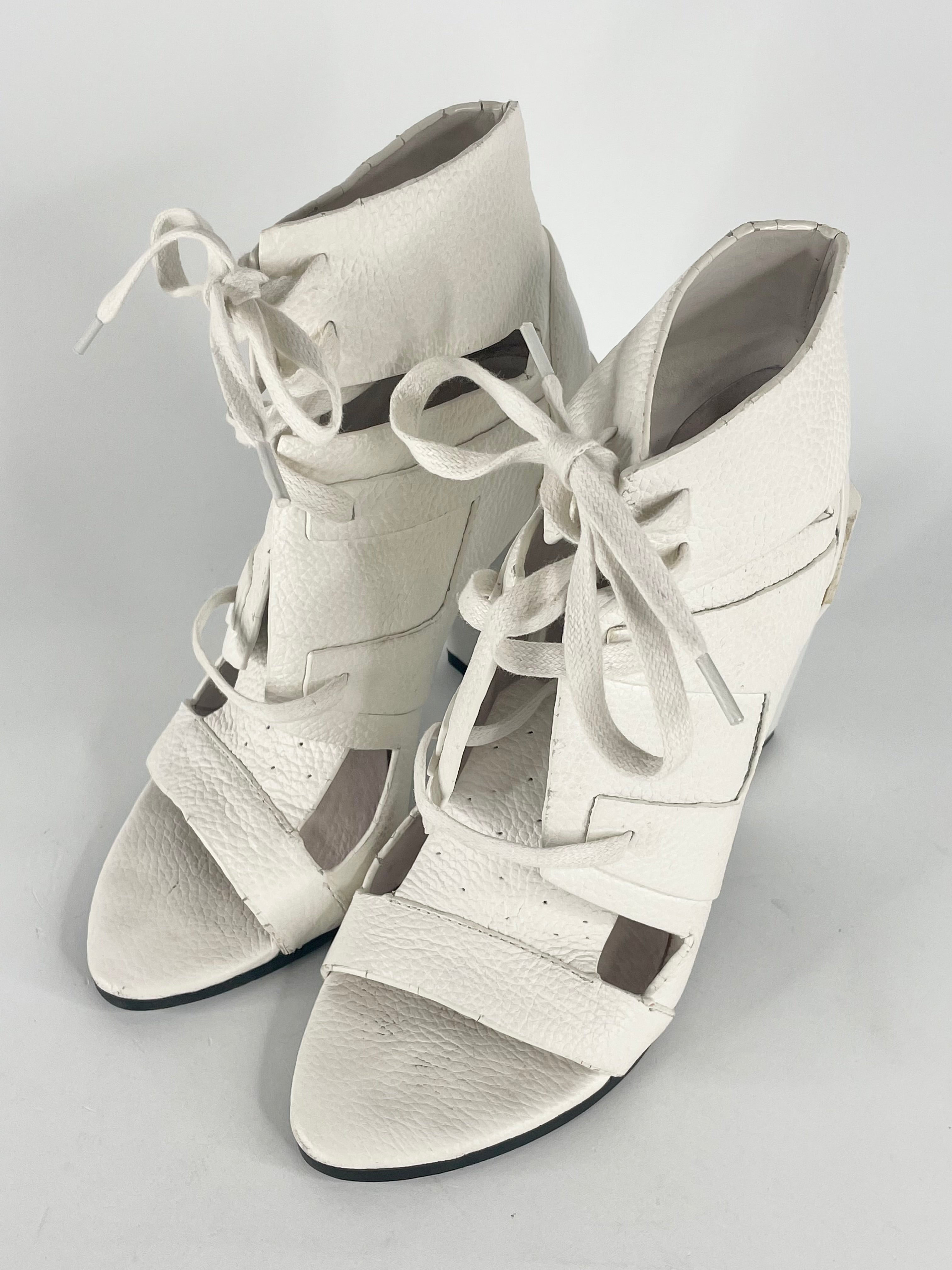 Manning Cartell White Grained Leather Lace Up Heels - EU37