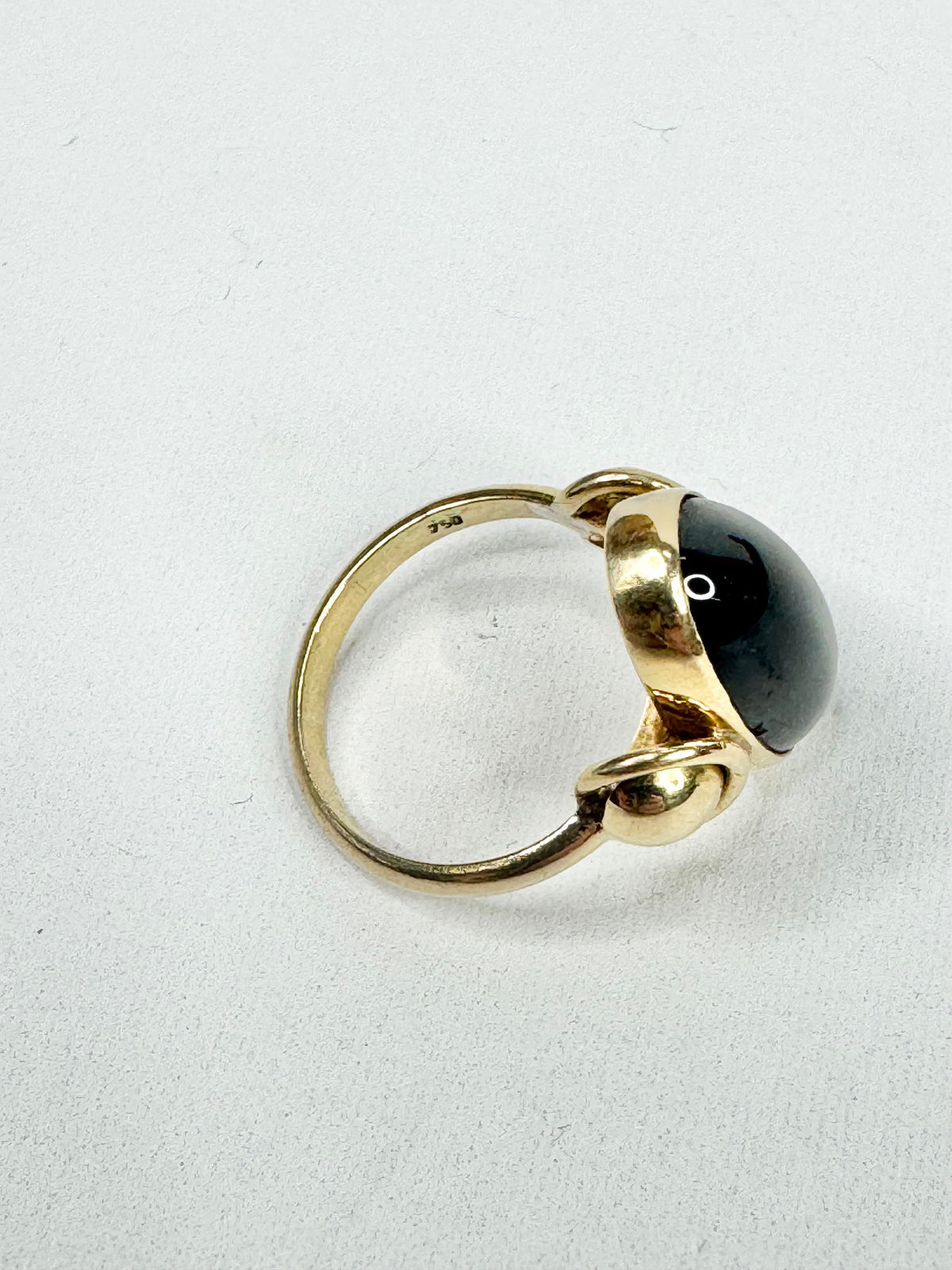 18ct Gold Ring with Oval Garnet