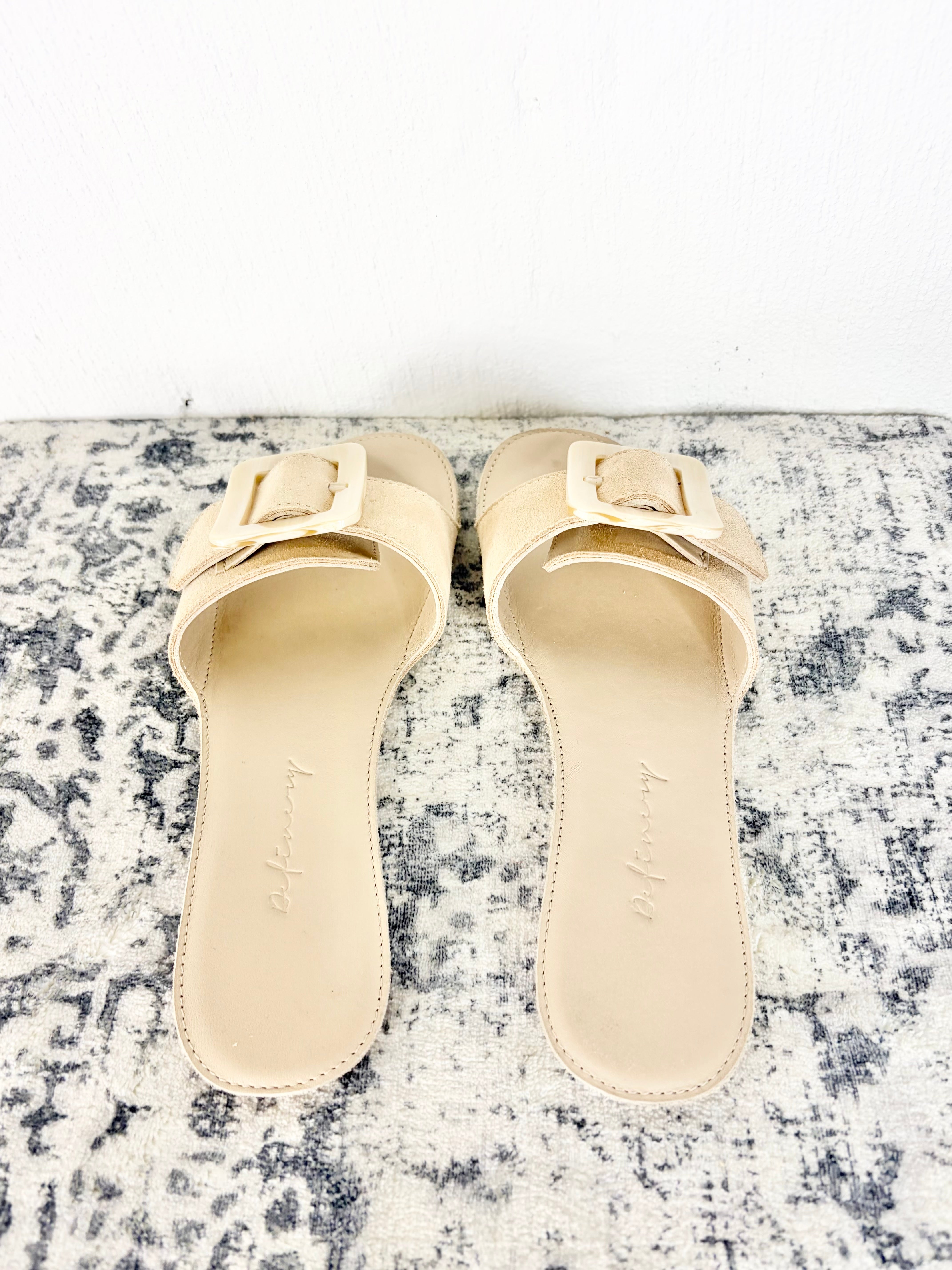 Definery Cream Leather Loop Slides - EU37