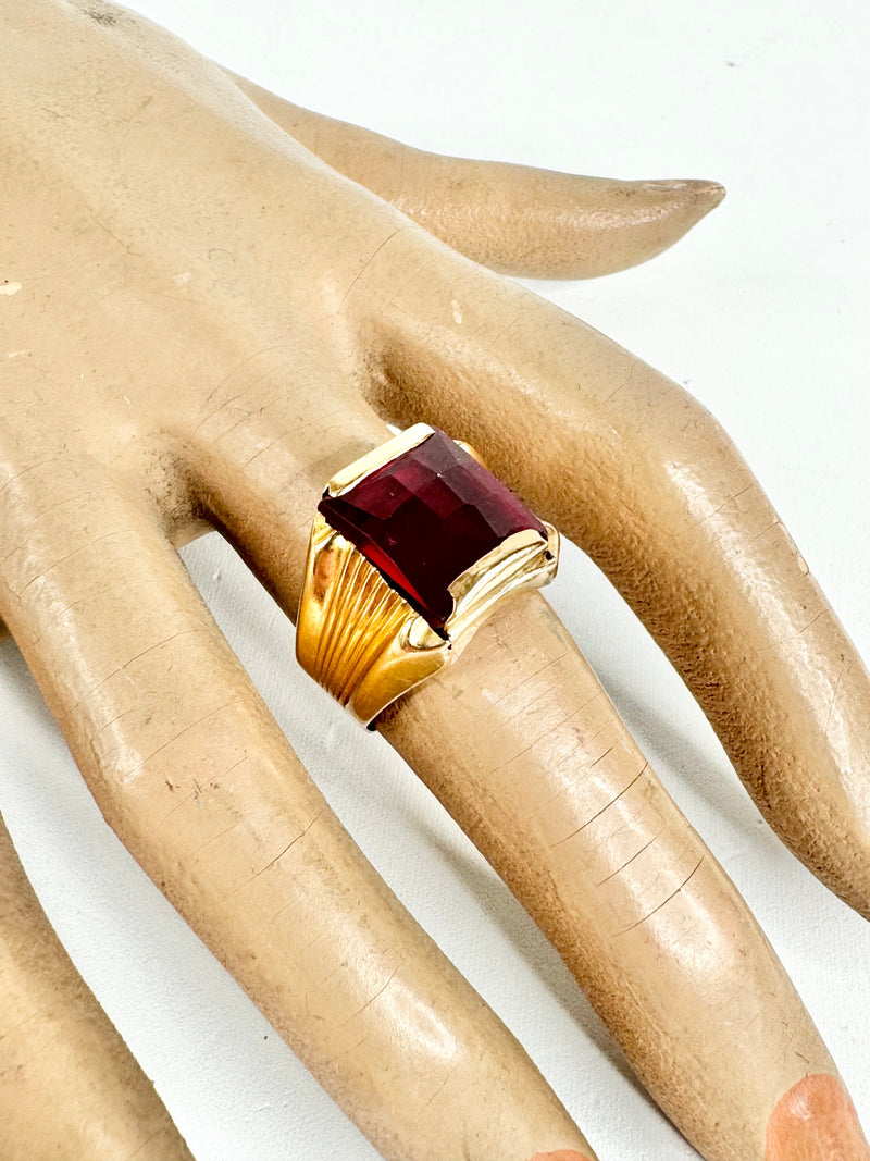 Vintage 18ct Gold & Red Cut Gemstone Ring