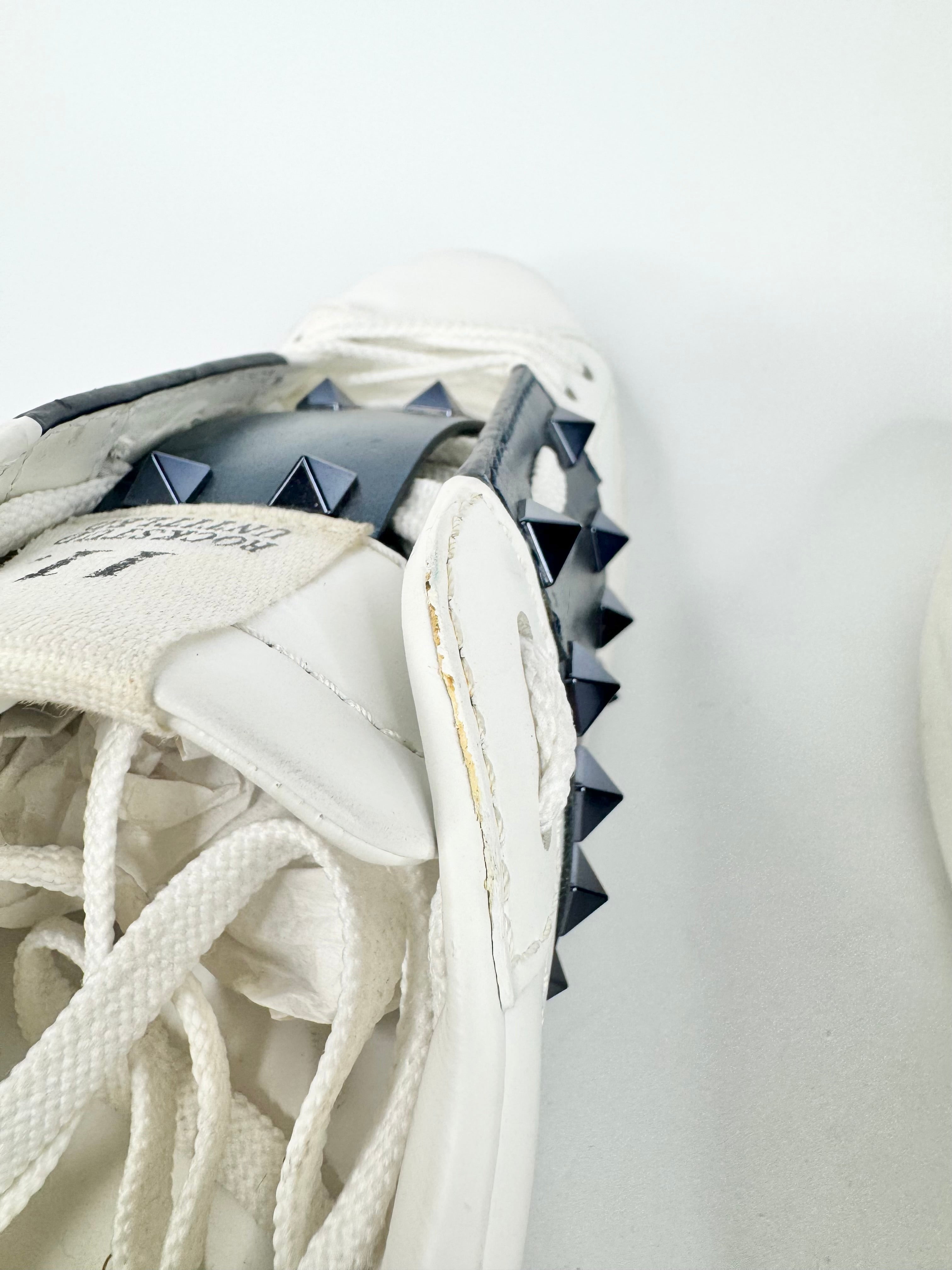 Valentino Gravani White & Metallic Blue ‘Untitled’ Rockstud Sneakers - EU39