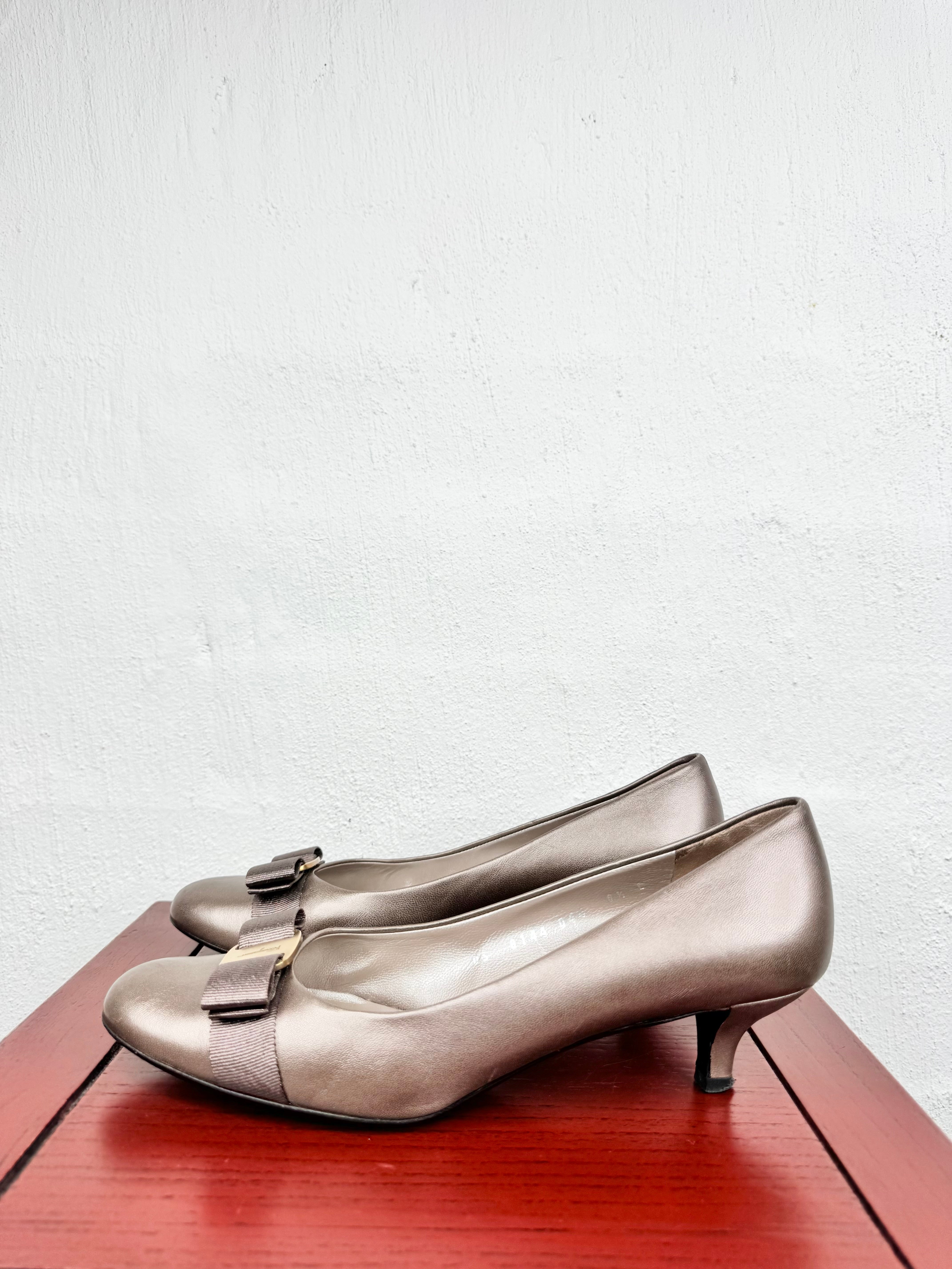 Salvatore Ferragamo 'Vara' Bow Pumps - EU39.5