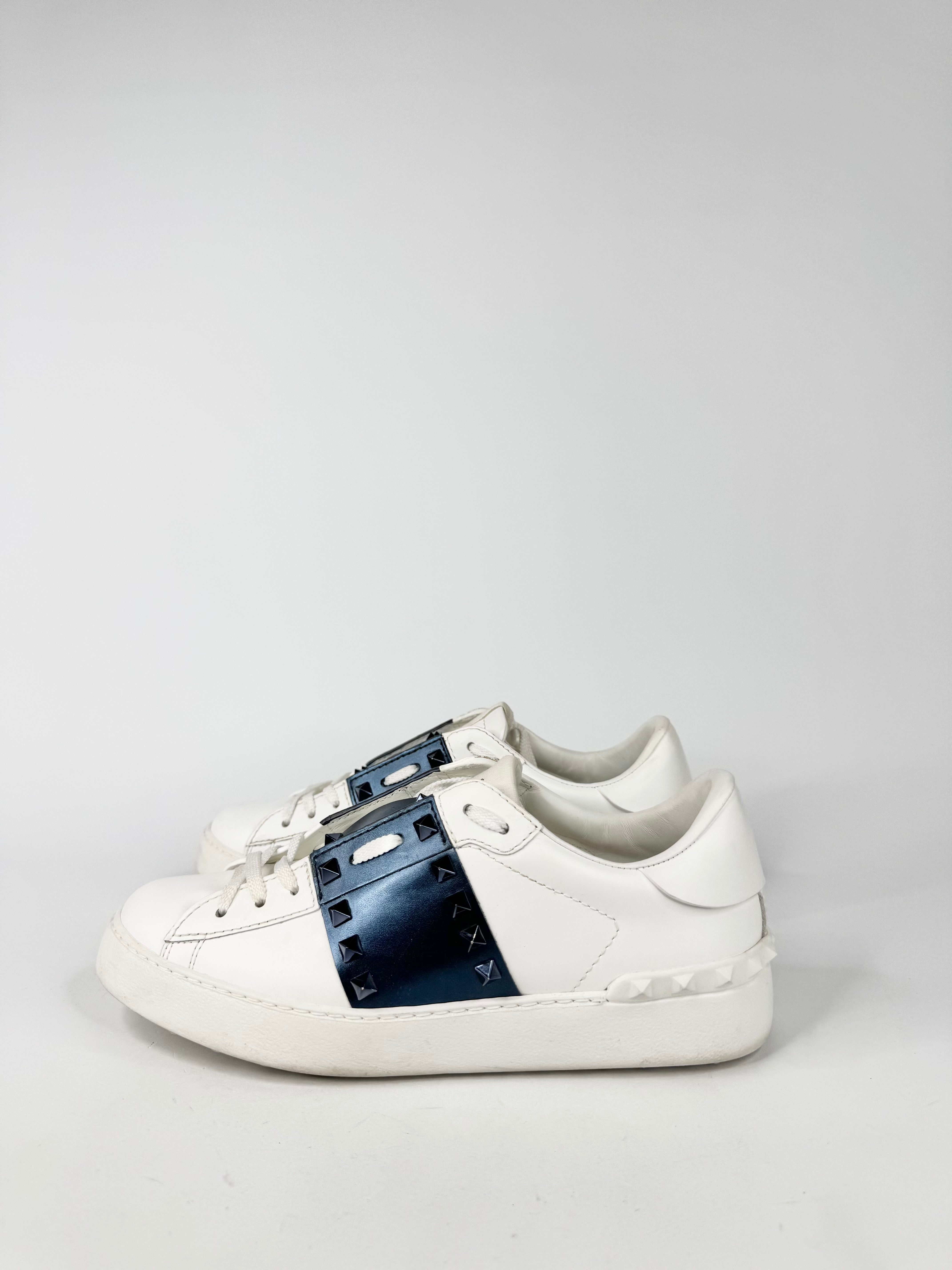 Valentino Gravani White & Metallic Blue ‘Untitled’ Rockstud Sneakers - EU39